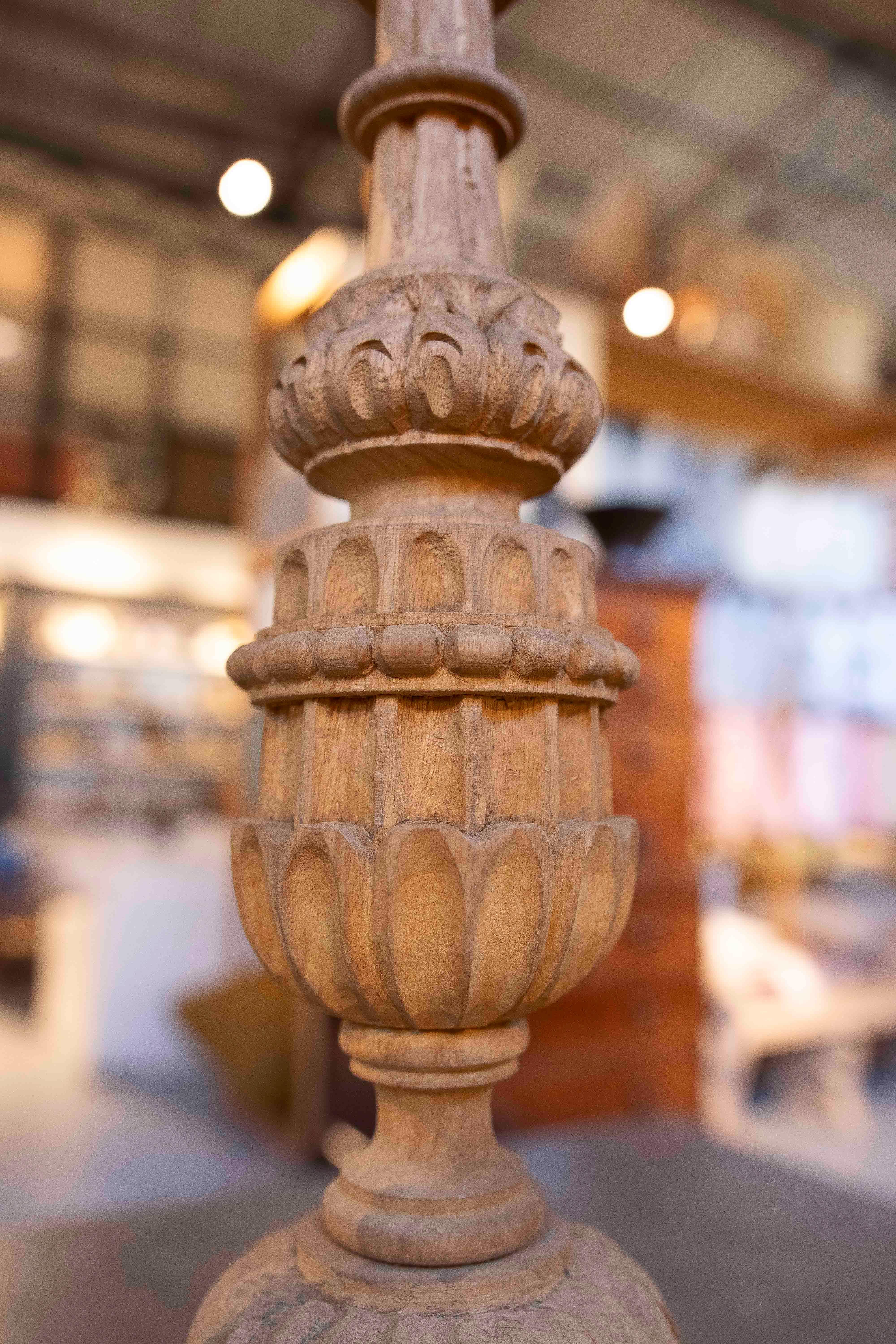 1850s Pair of Carved Wooden Candlesticks with Fluted Bases In Good Condition For Sale In Marbella, ES