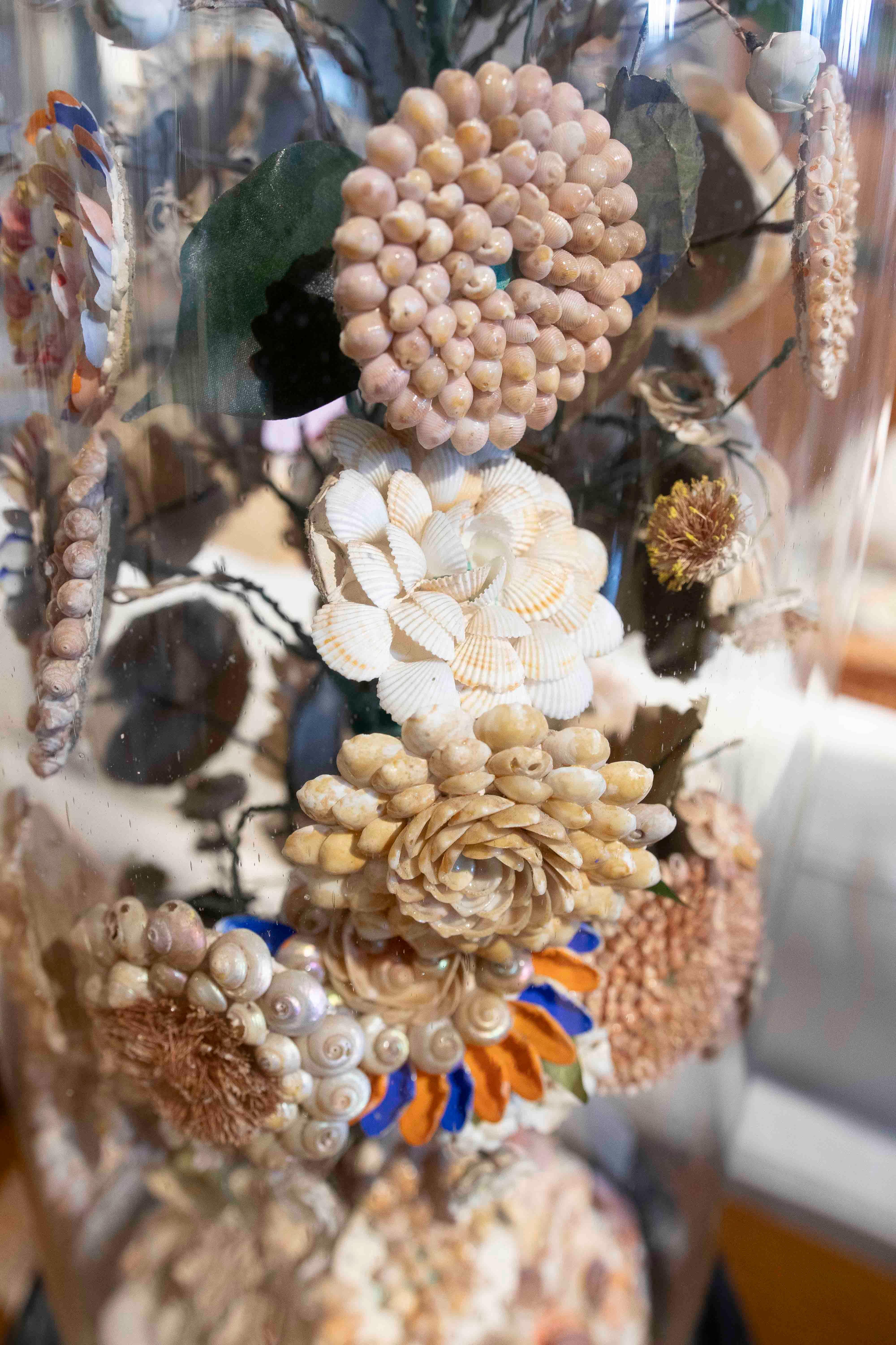 Paire de dioramas de coquillages floraux dans un dôme en verre, datant des années 1850 en vente 7