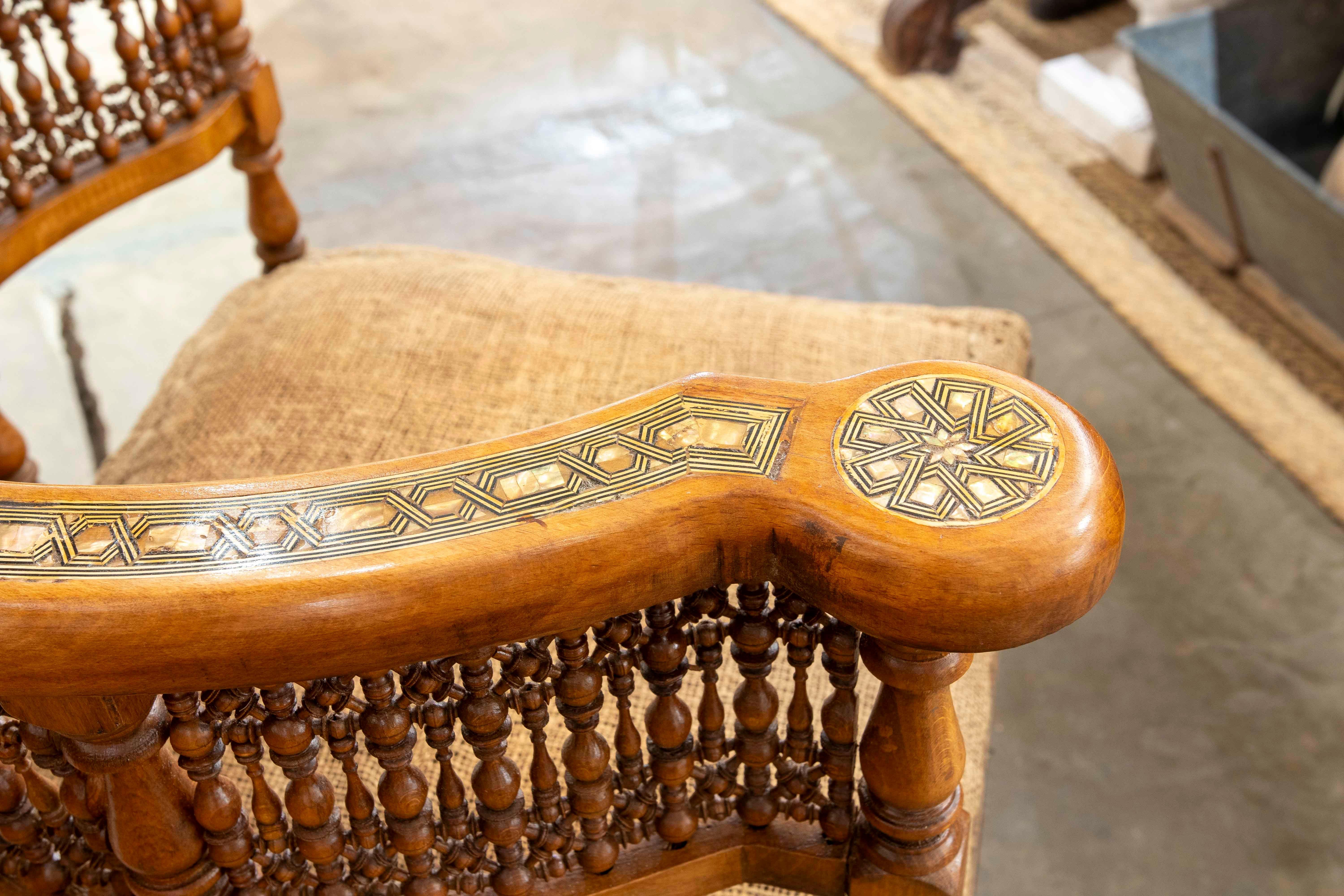 Coppia di sedie angolari marocchine intagliate a mano con intarsi del 1850 in vendita 4