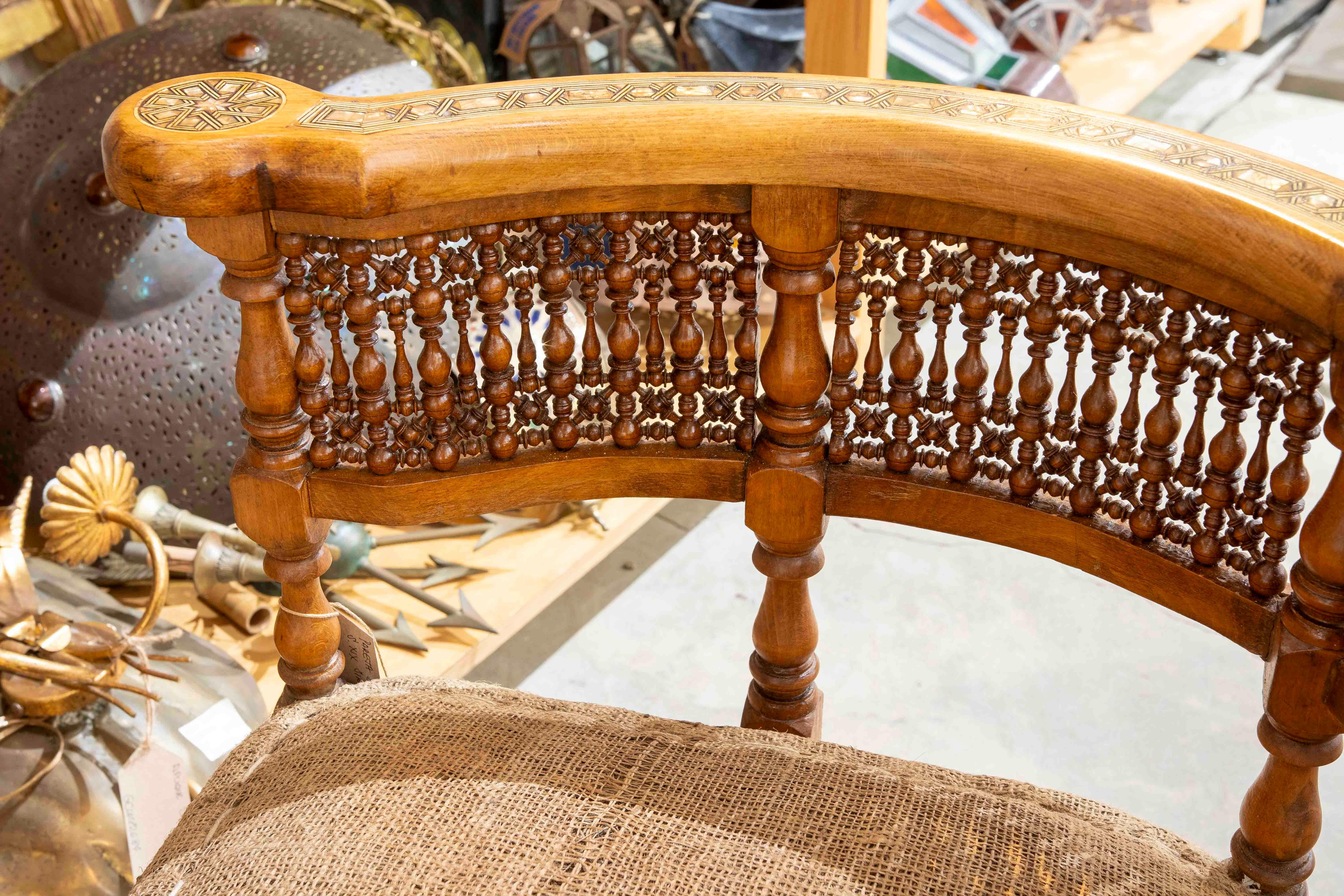 Coppia di sedie angolari marocchine intagliate a mano con intarsi del 1850 in vendita 5