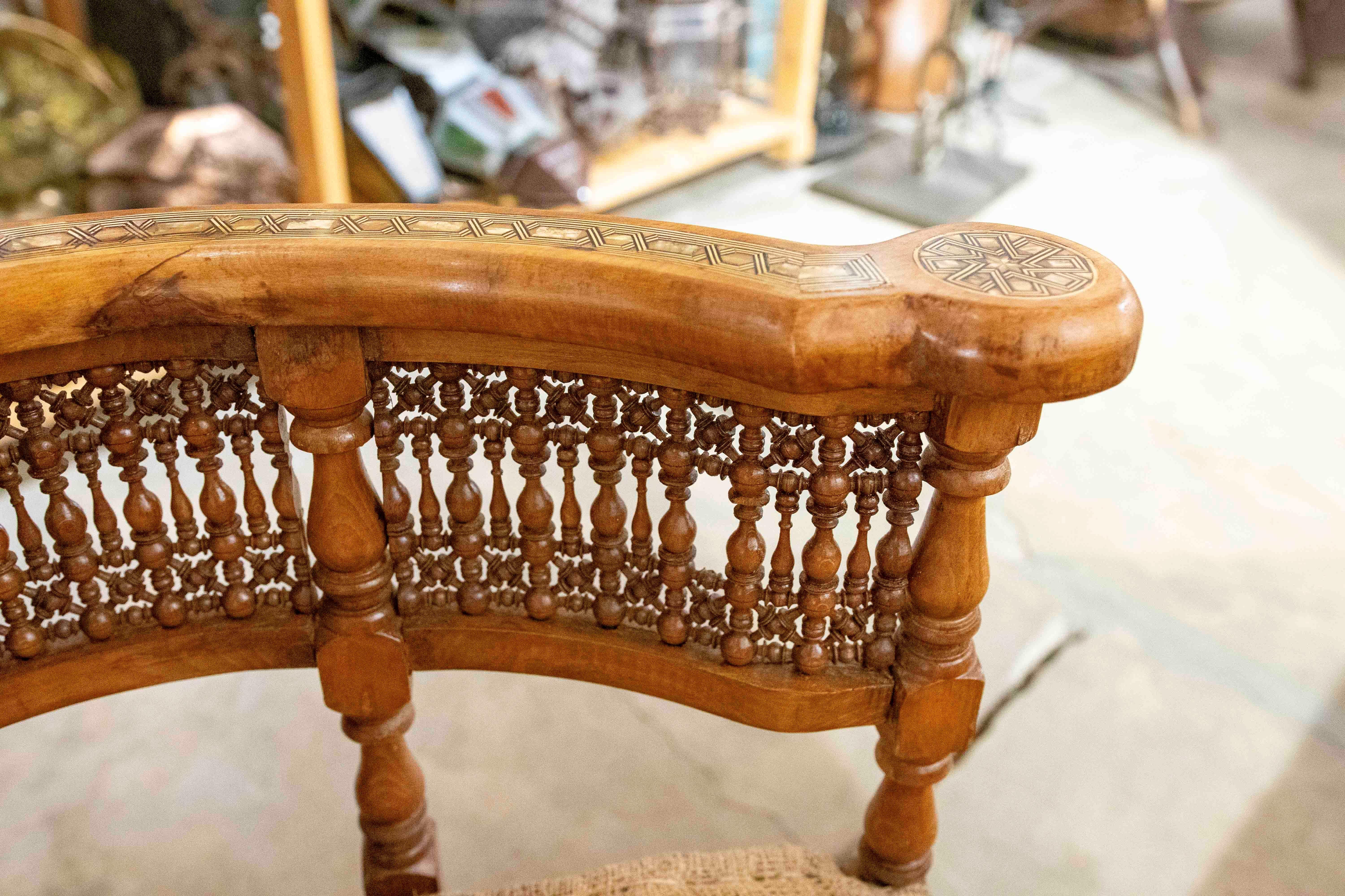 Coppia di sedie angolari marocchine intagliate a mano con intarsi del 1850 in vendita 7