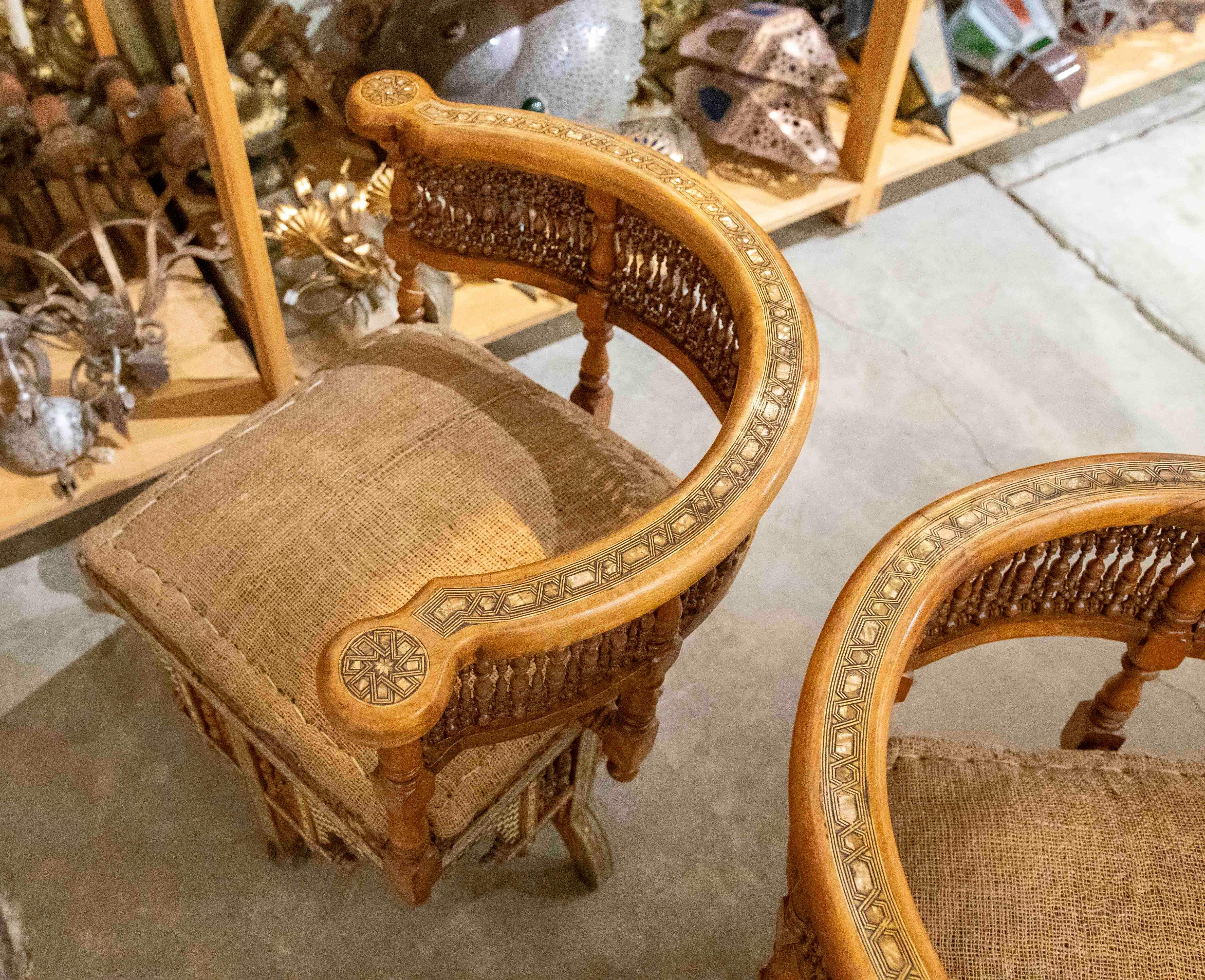 Coppia di sedie angolari marocchine intagliate a mano con intarsi del 1850 in vendita 8