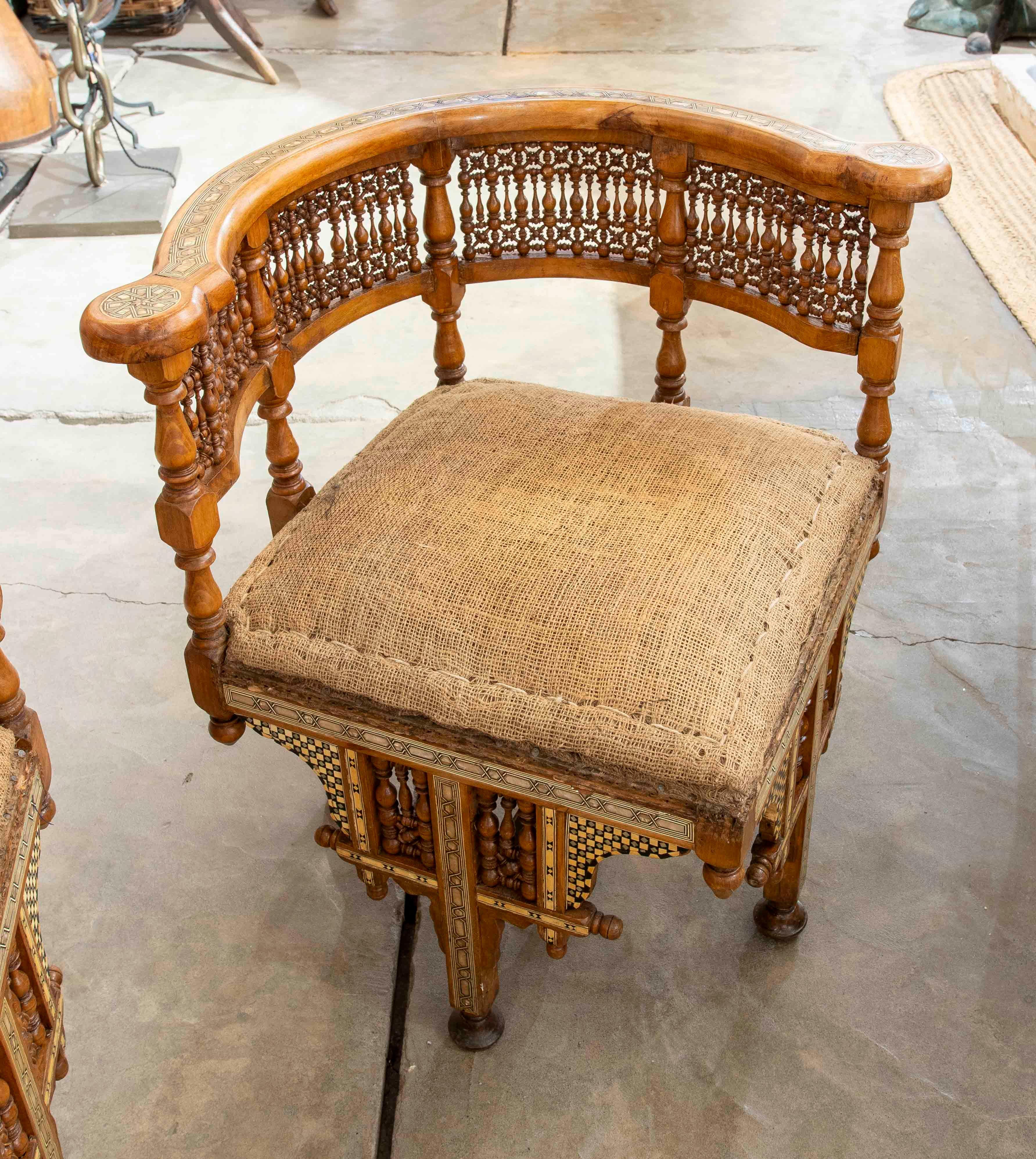 Specchio Coppia di sedie angolari marocchine intagliate a mano con intarsi del 1850 in vendita
