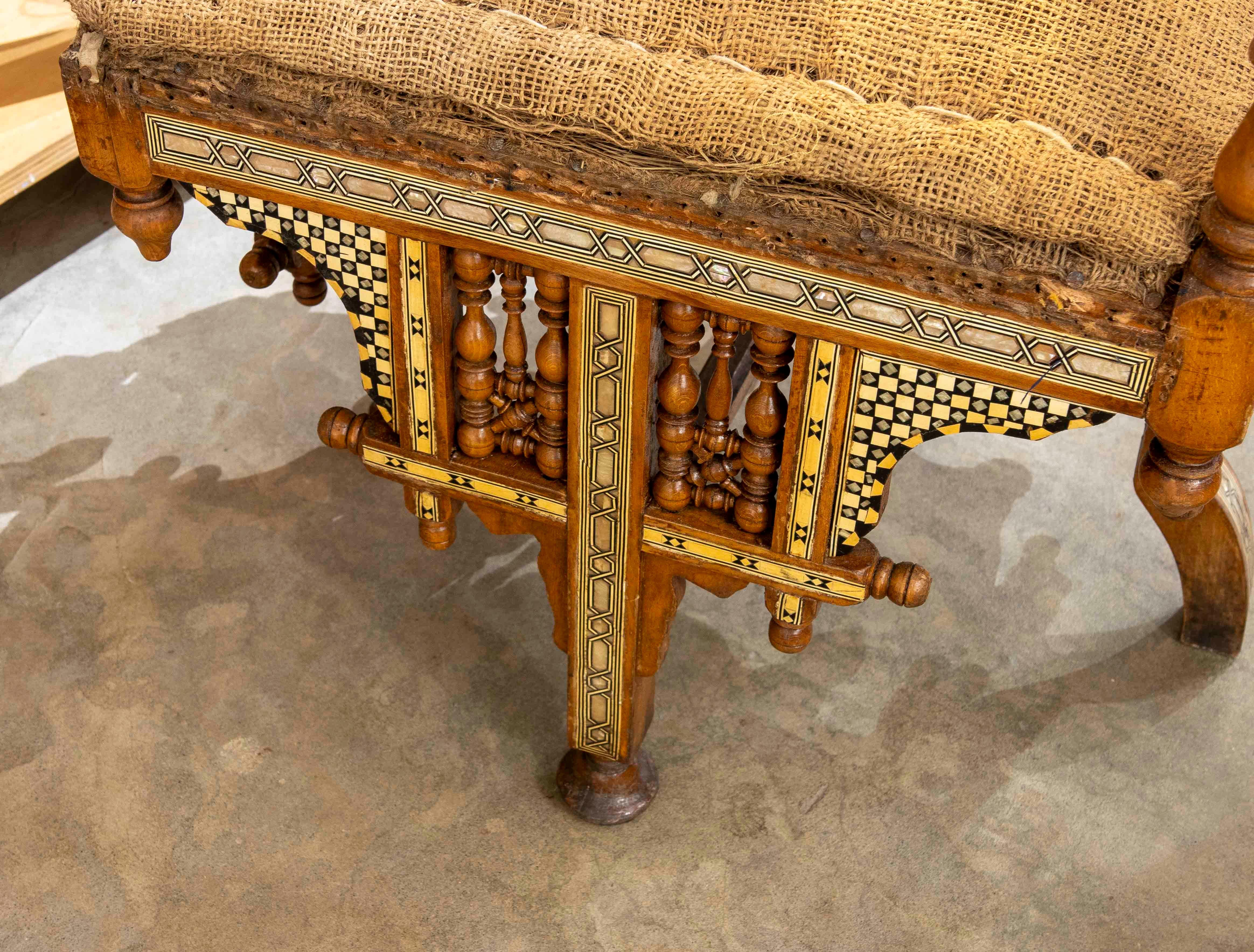 Coppia di sedie angolari marocchine intagliate a mano con intarsi del 1850 in vendita 2