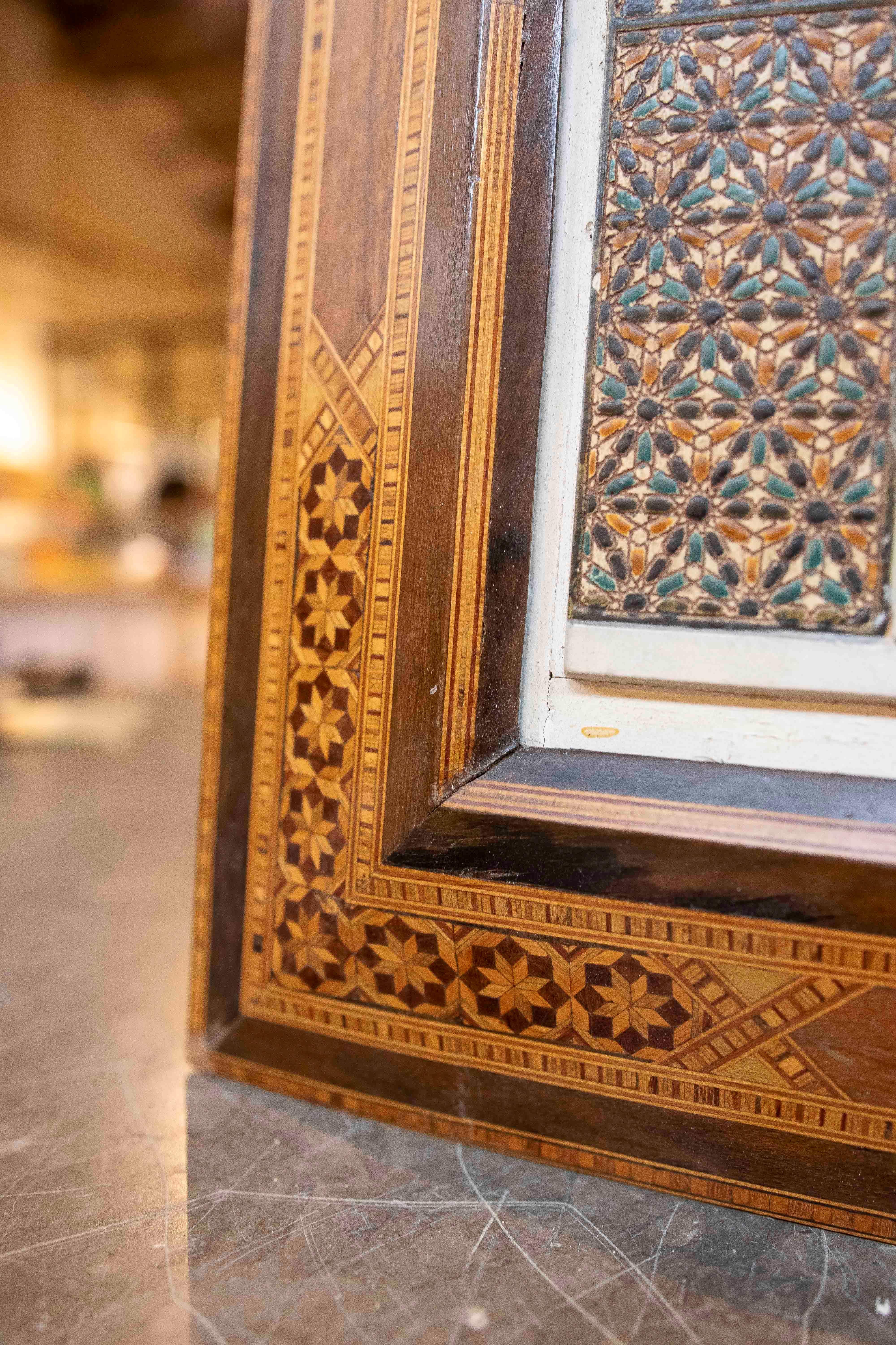 1850 Modelo de yeso policromado de una portada con escena de género y marco mudéjar en venta 5