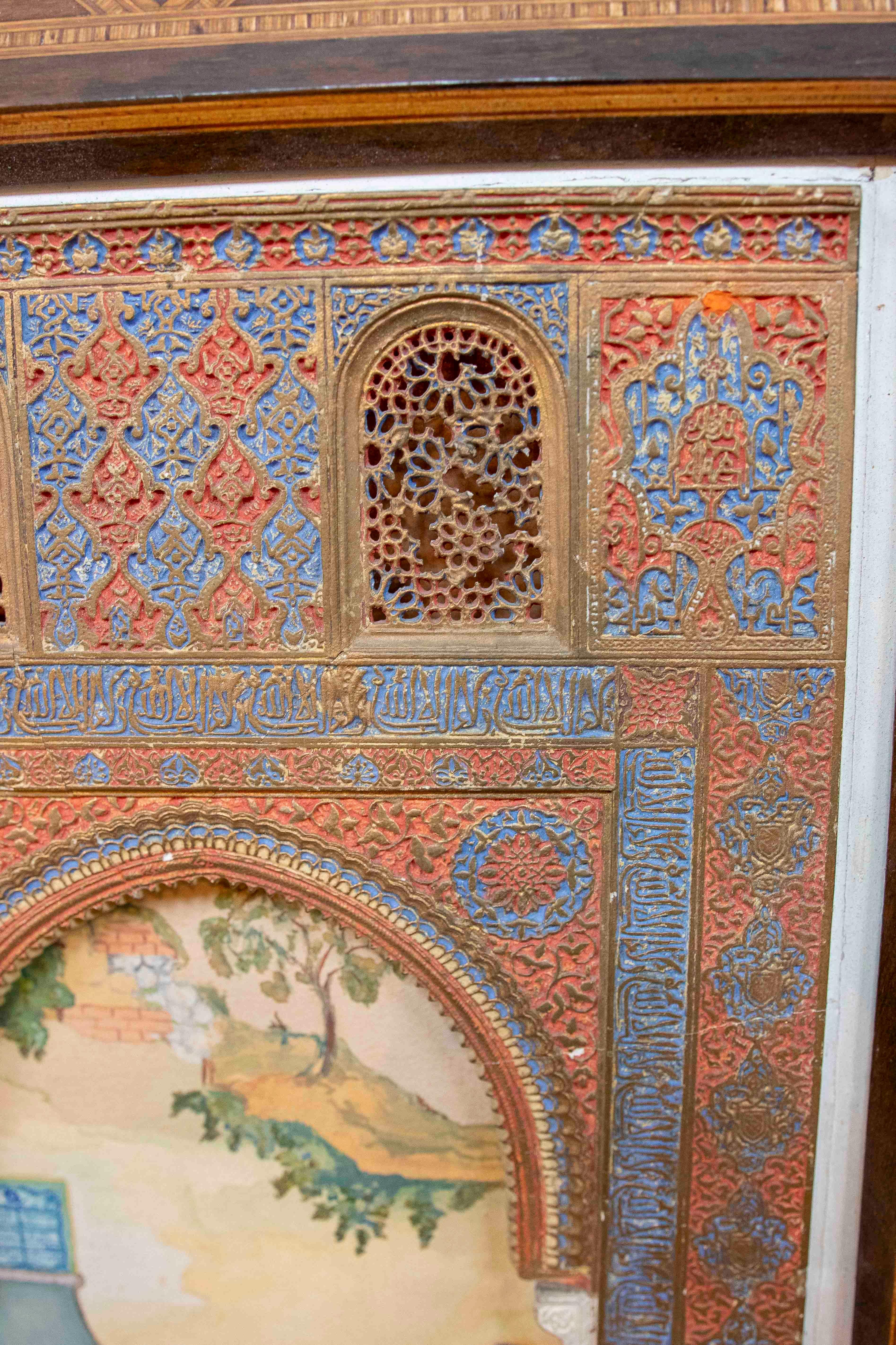 1850 Modelo de yeso policromado de una portada con escena de género y marco mudéjar en Bueno estado para la venta en Marbella, ES