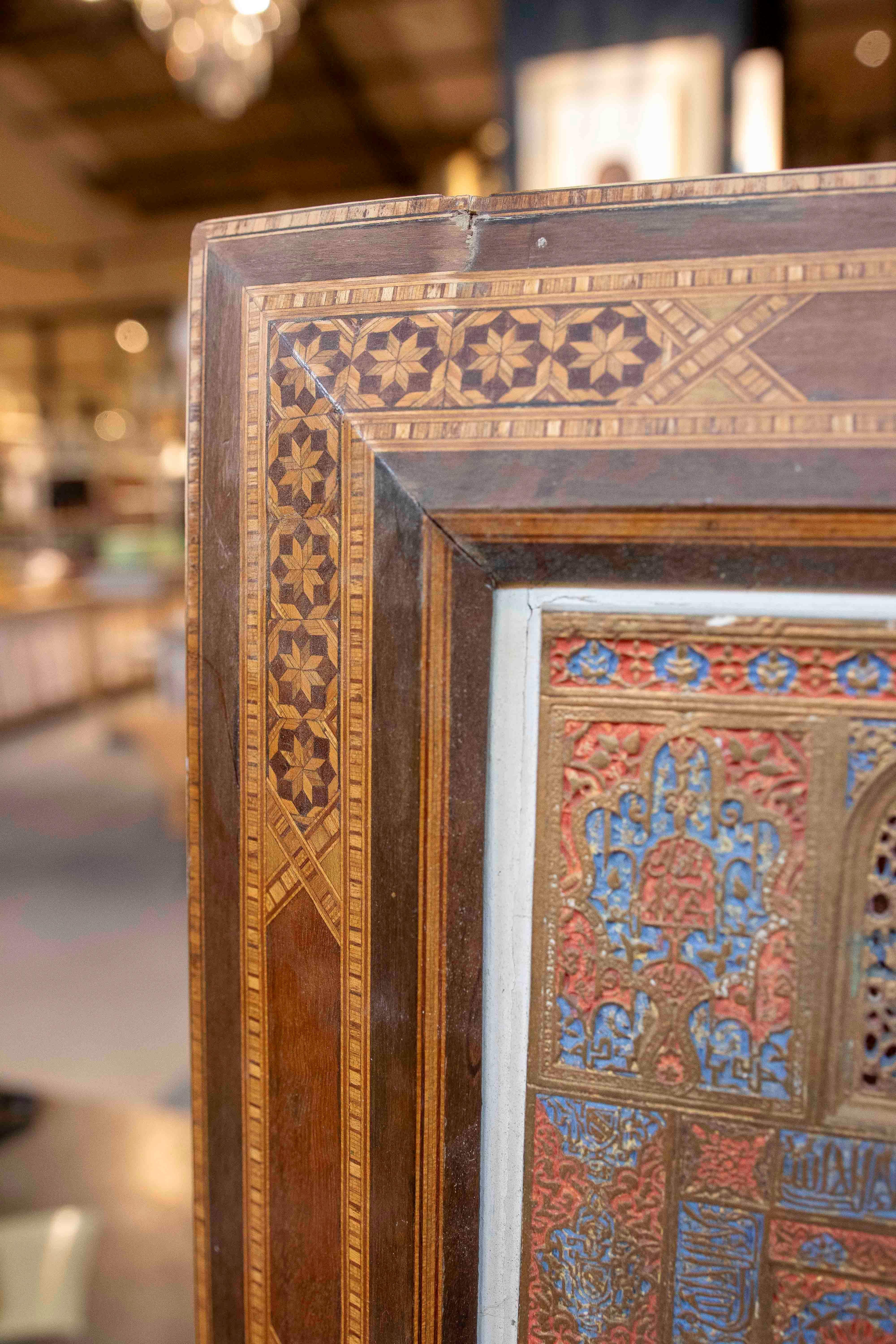 1850 Modelo de yeso policromado de una portada con escena de género y marco mudéjar Yeso en venta