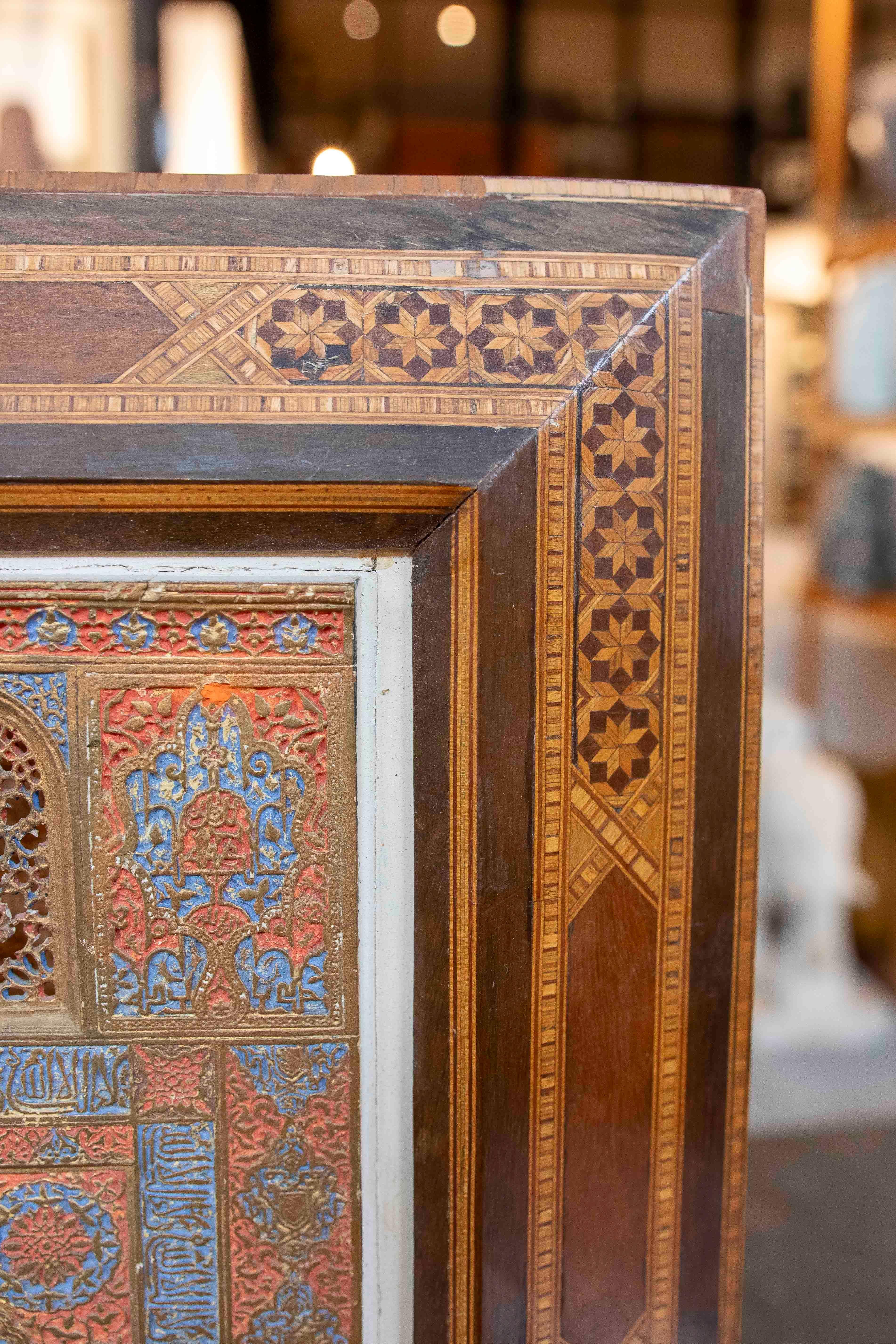 1850 Modelo de yeso policromado de una portada con escena de género y marco mudéjar en venta 1