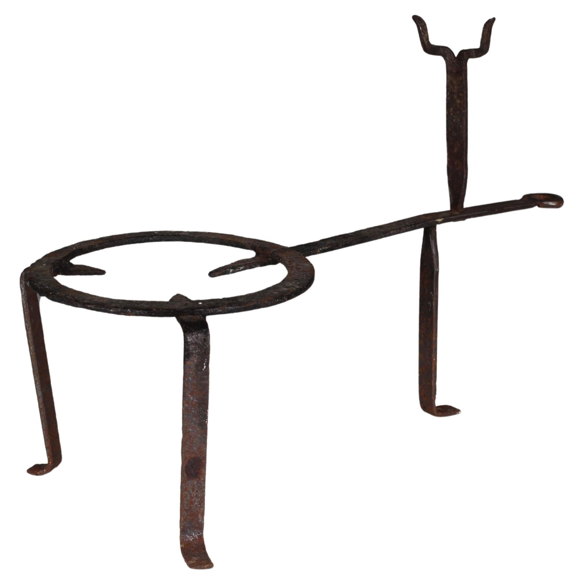 19ème siècle (peut-être 17ème ?) Tripod Pot Stand, Cast Iron, France