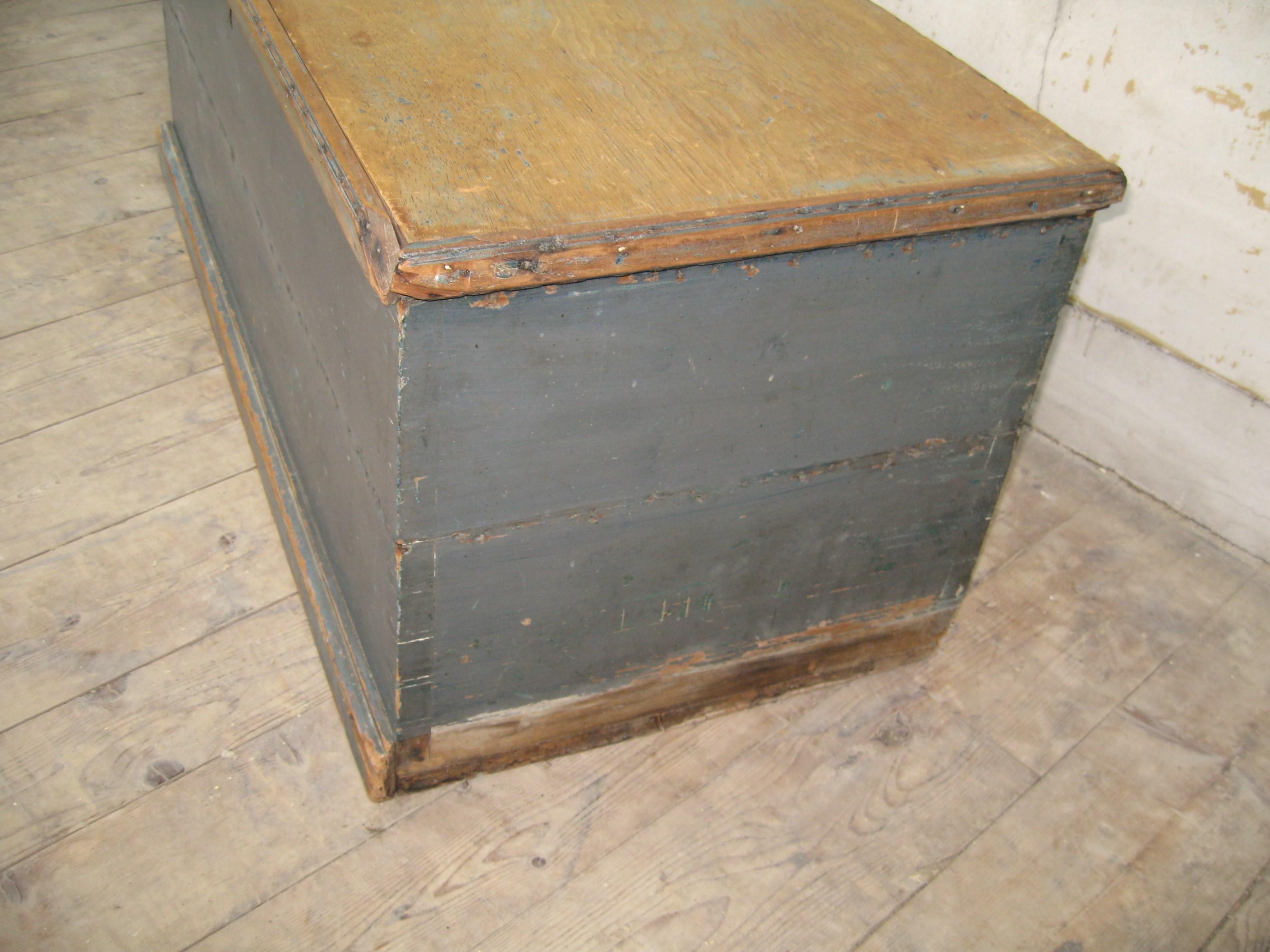 1850's Primitive 6 board Pine Blue / Gray Blanket Chest  In Good Condition For Sale In Wallkill, NY