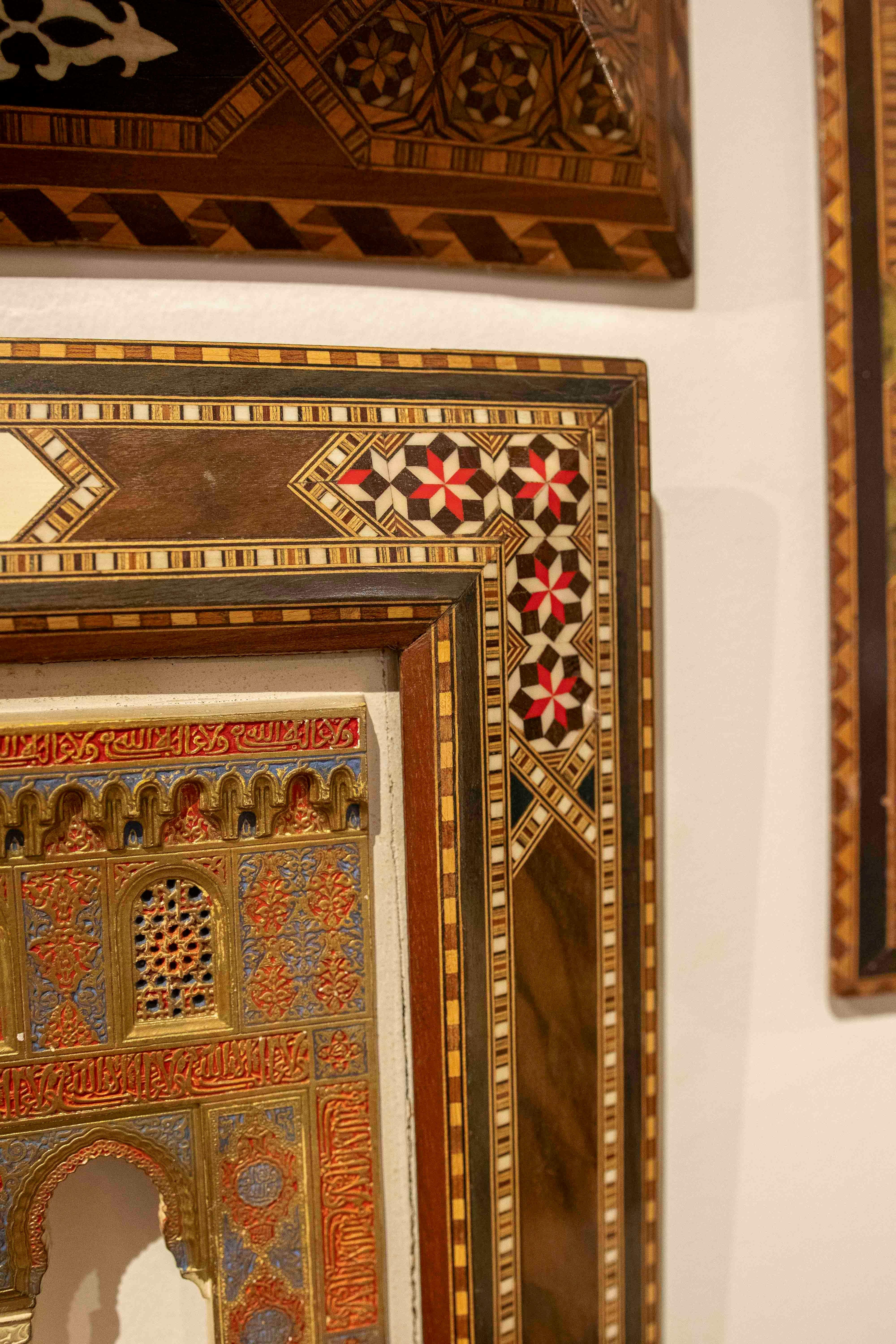 Modèle en relief en stuc de l'Alhambra datant de 1850 avec un cadre en marqueterie de Grenade en vente 5
