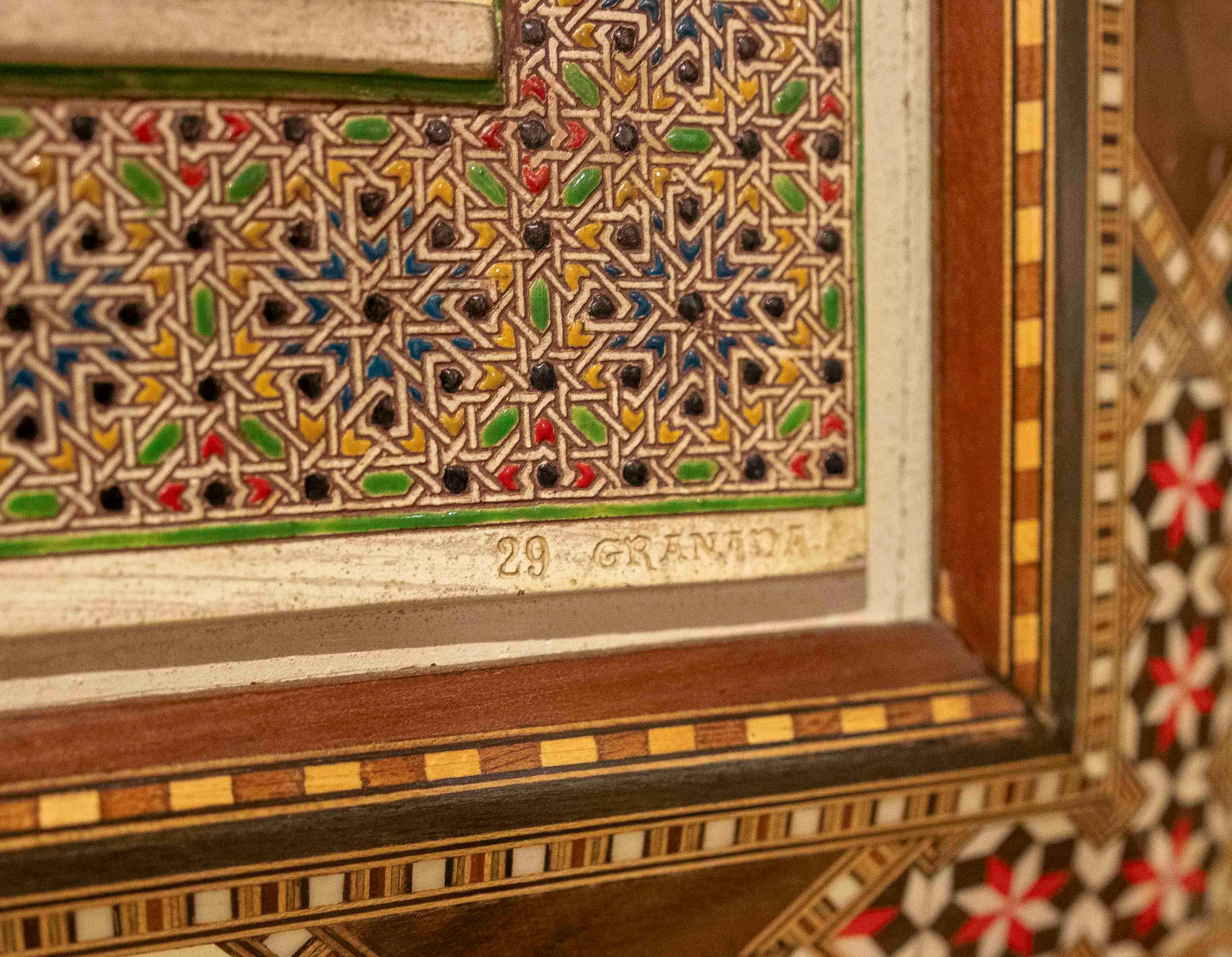 Modèle en relief en stuc de l'Alhambra datant de 1850 avec un cadre en marqueterie de Grenade en vente 6