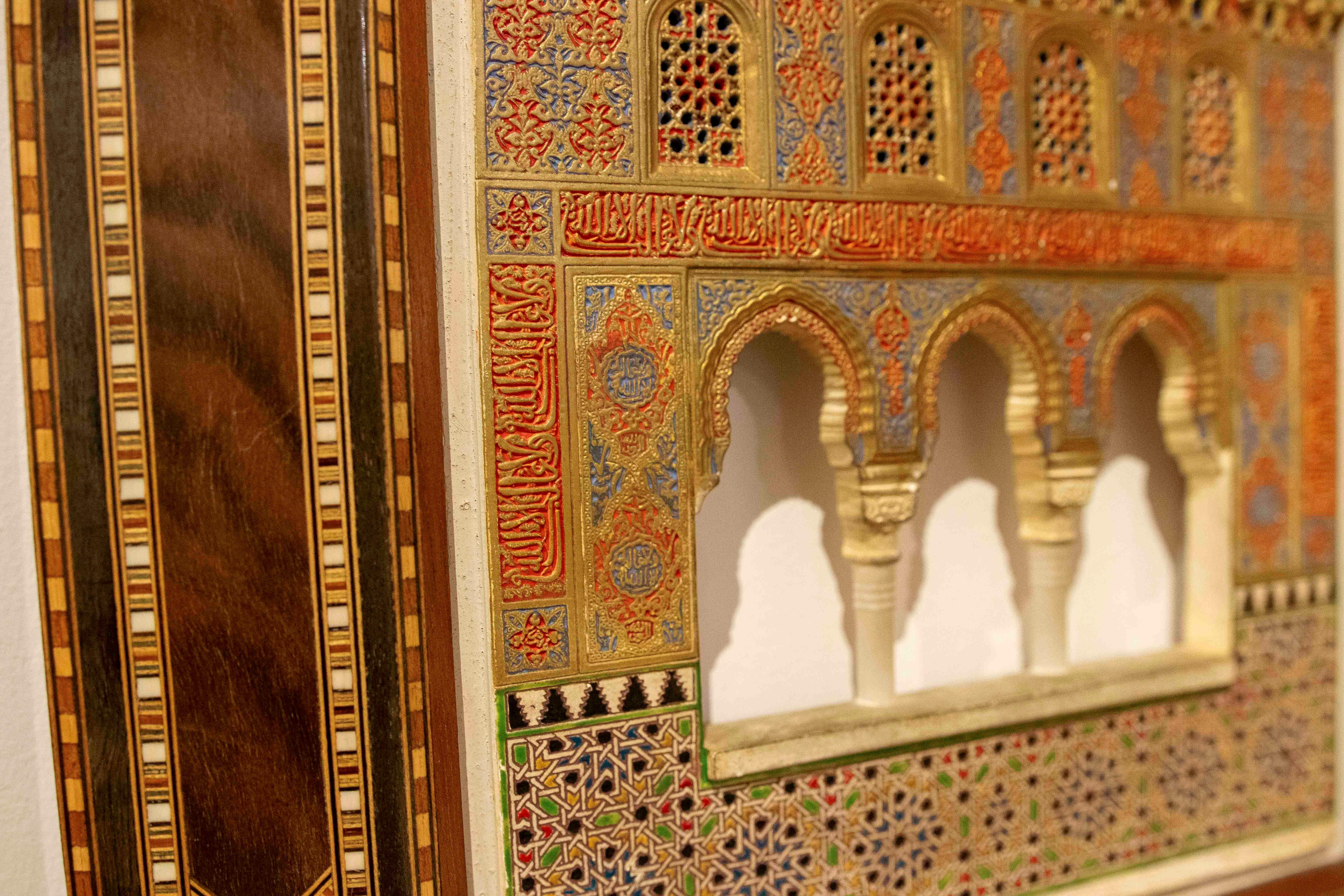 Modèle en relief en stuc de l'Alhambra datant de 1850 avec un cadre en marqueterie de Grenade en vente 8