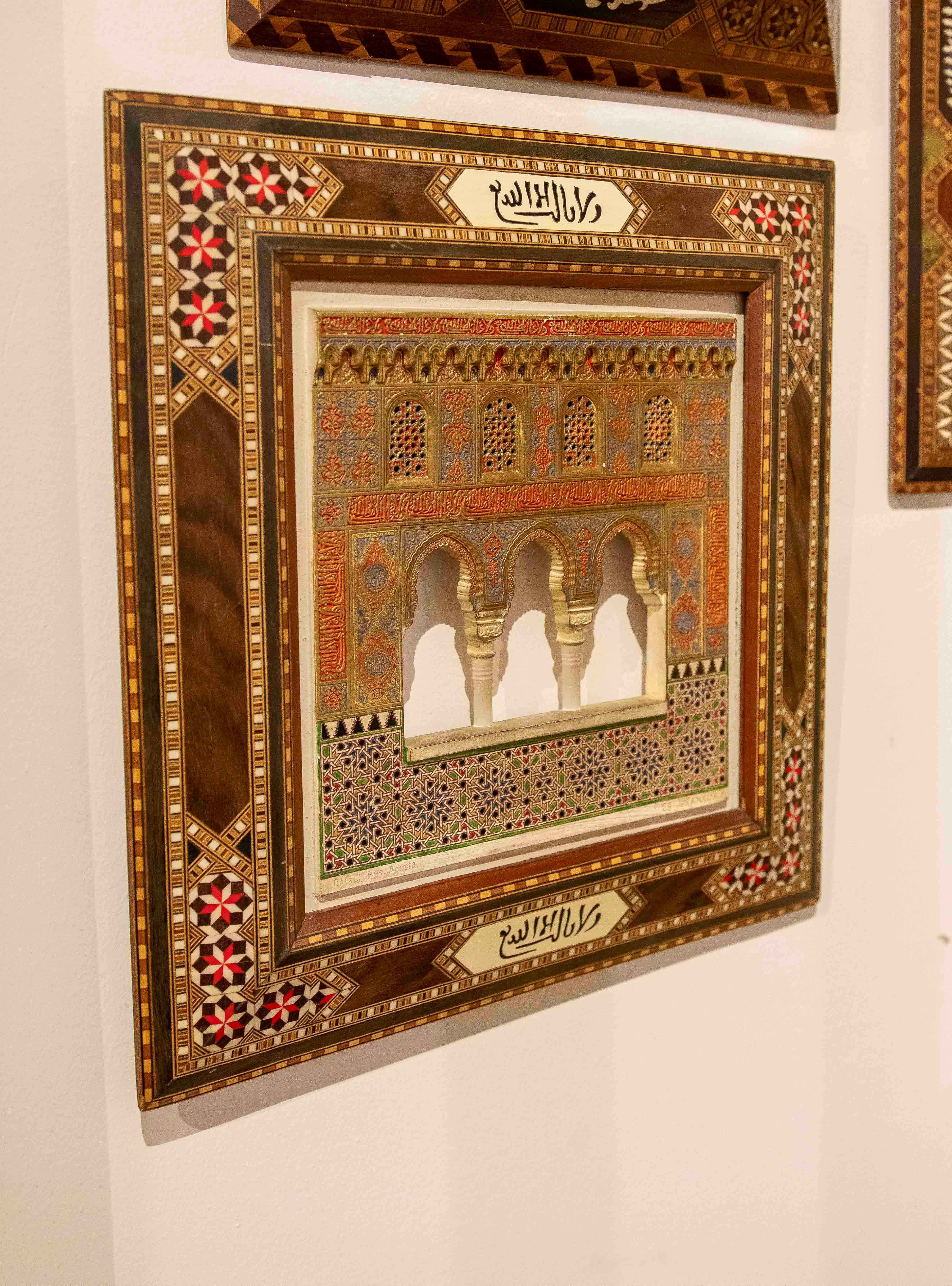 Modèle en relief en stuc de l'Alhambra datant de 1850 avec un cadre en marqueterie de Grenade Bon état - En vente à Marbella, ES