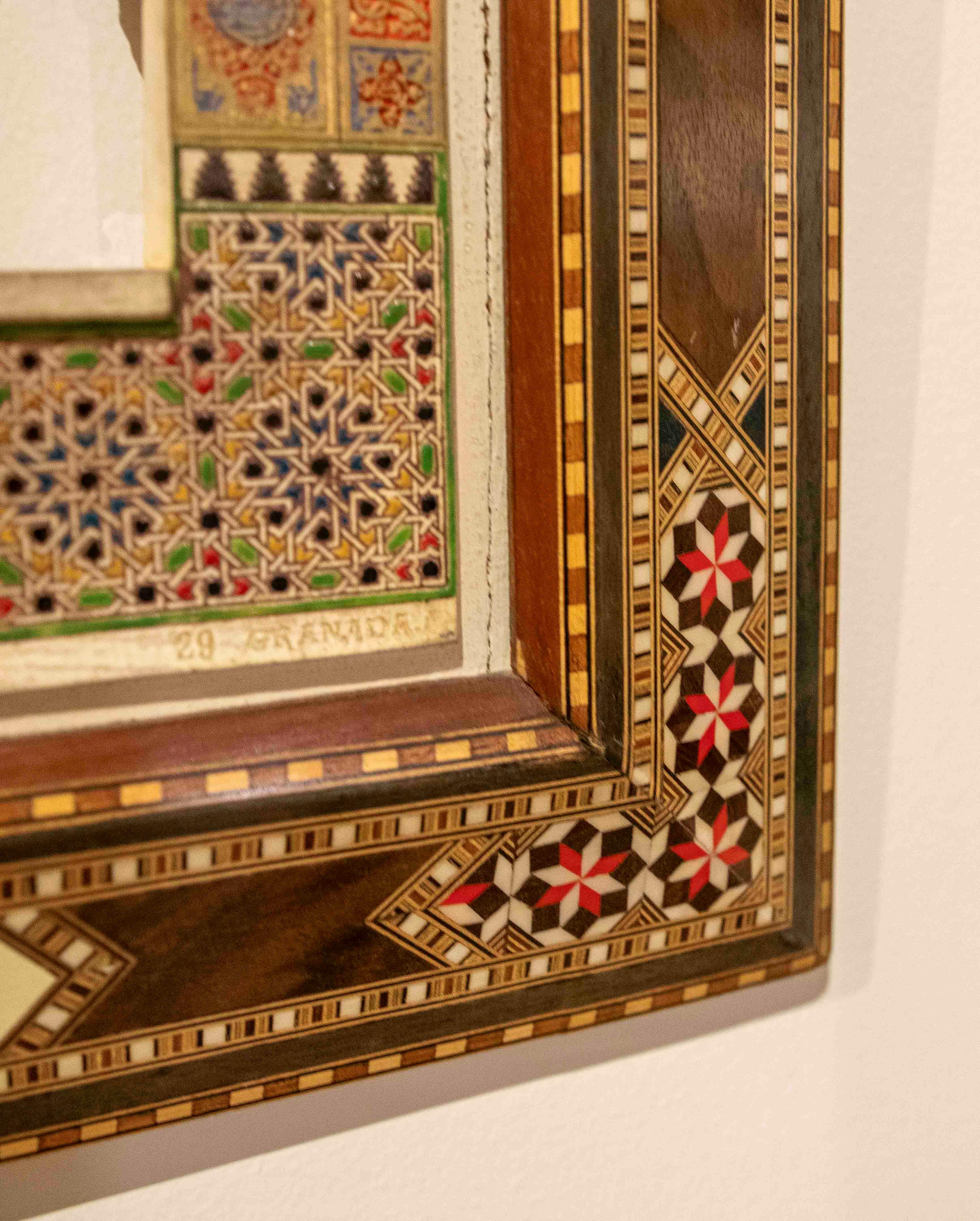 Modèle en relief en stuc de l'Alhambra datant de 1850 avec un cadre en marqueterie de Grenade en vente 2