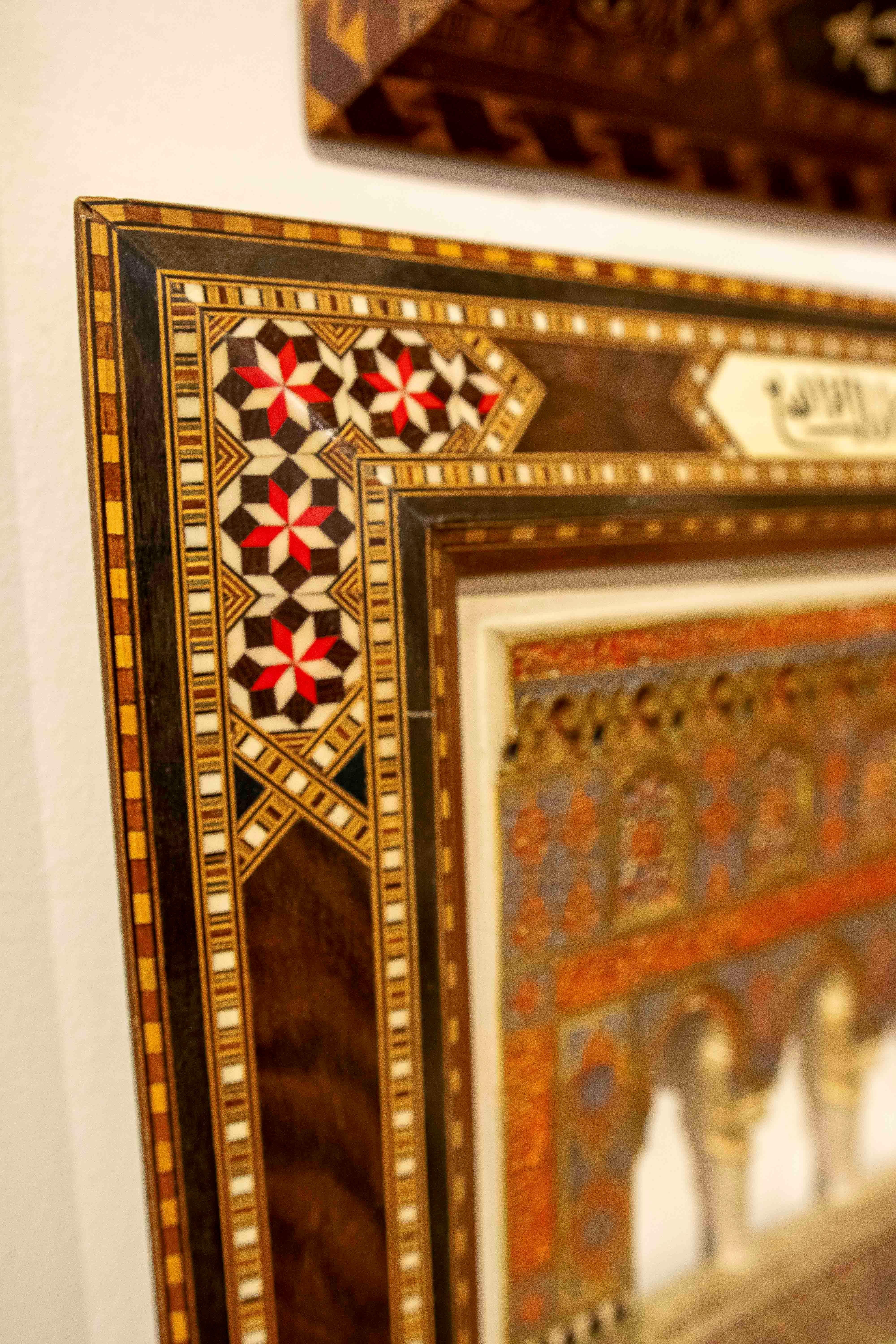 Modèle en relief en stuc de l'Alhambra datant de 1850 avec un cadre en marqueterie de Grenade en vente 3