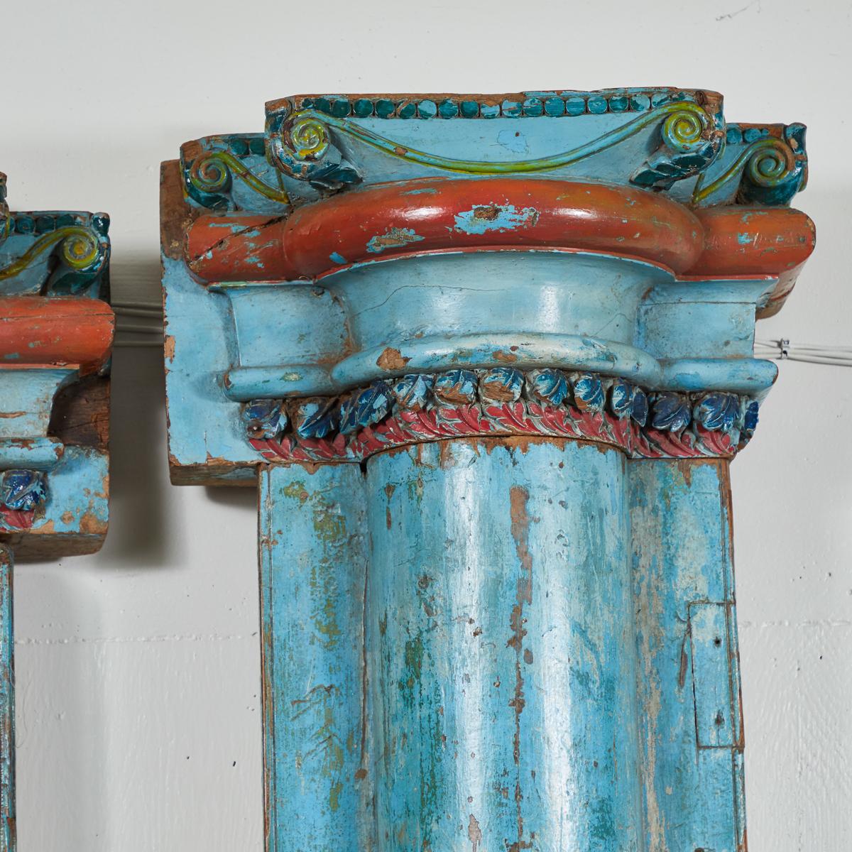 Satz von vier französischen bemalten und geschnitzten architektonischen Säulen aus Holz, 1850er Jahre im Zustand „Gut“ im Angebot in Los Angeles, CA