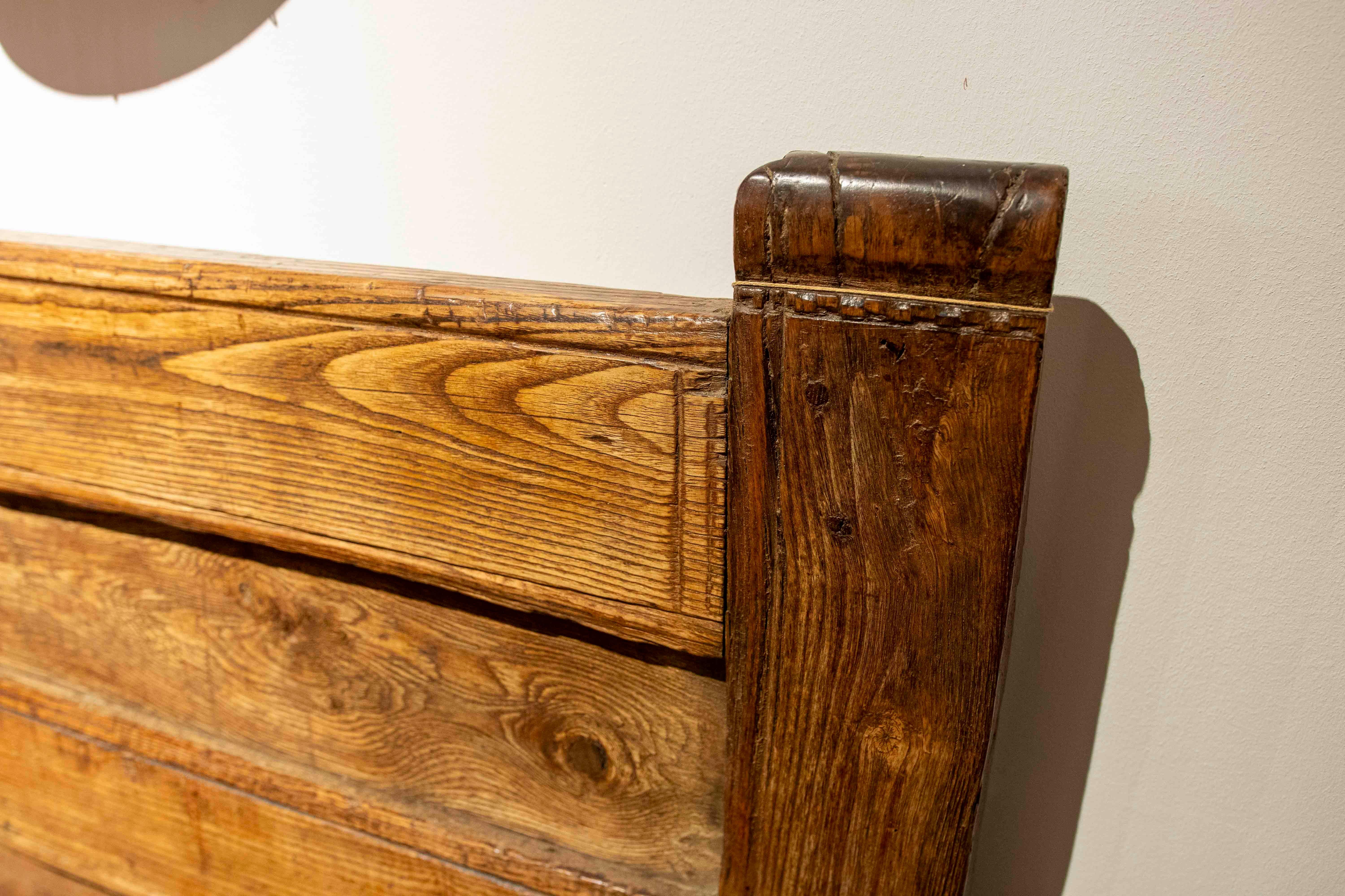 Banco Español Rústico de Madera Maciza de 1850 - Estilo Campestre Tradicional en venta 2
