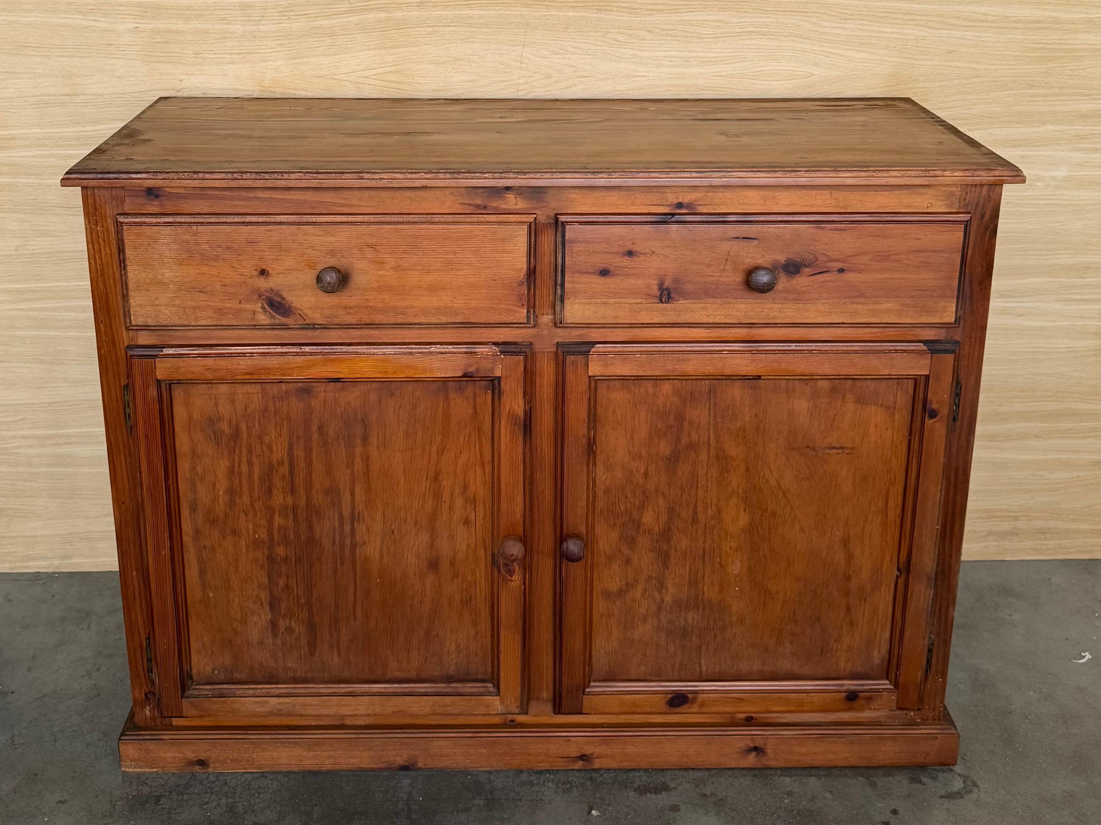Baroque Crédence ou buffet baroque espagnol des années 1850 en pin massif Mobila Tuscan à deux tiroirs en vente