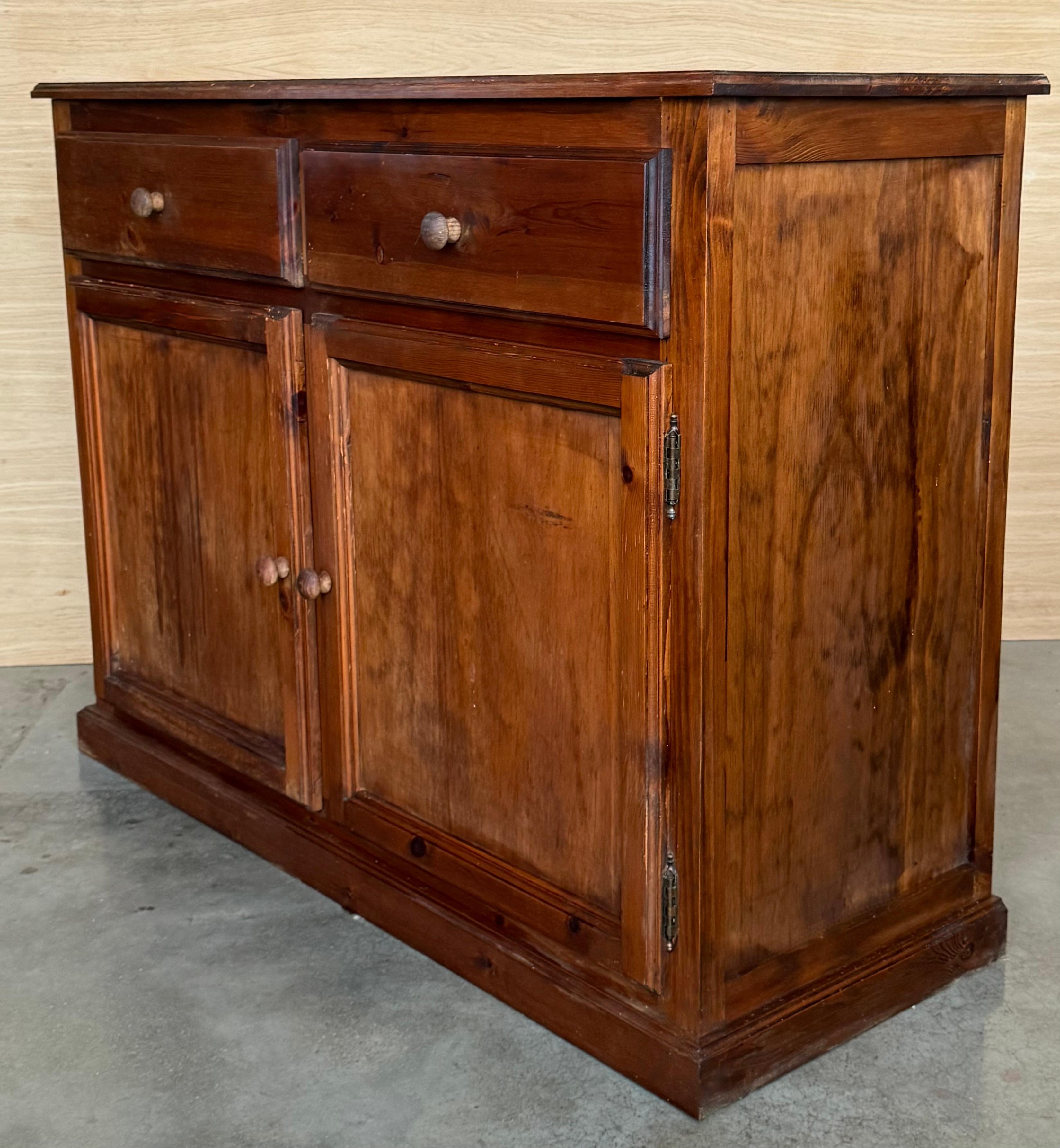 Espagnol Crédence ou buffet baroque espagnol des années 1850 en pin massif Mobila Tuscan à deux tiroirs en vente