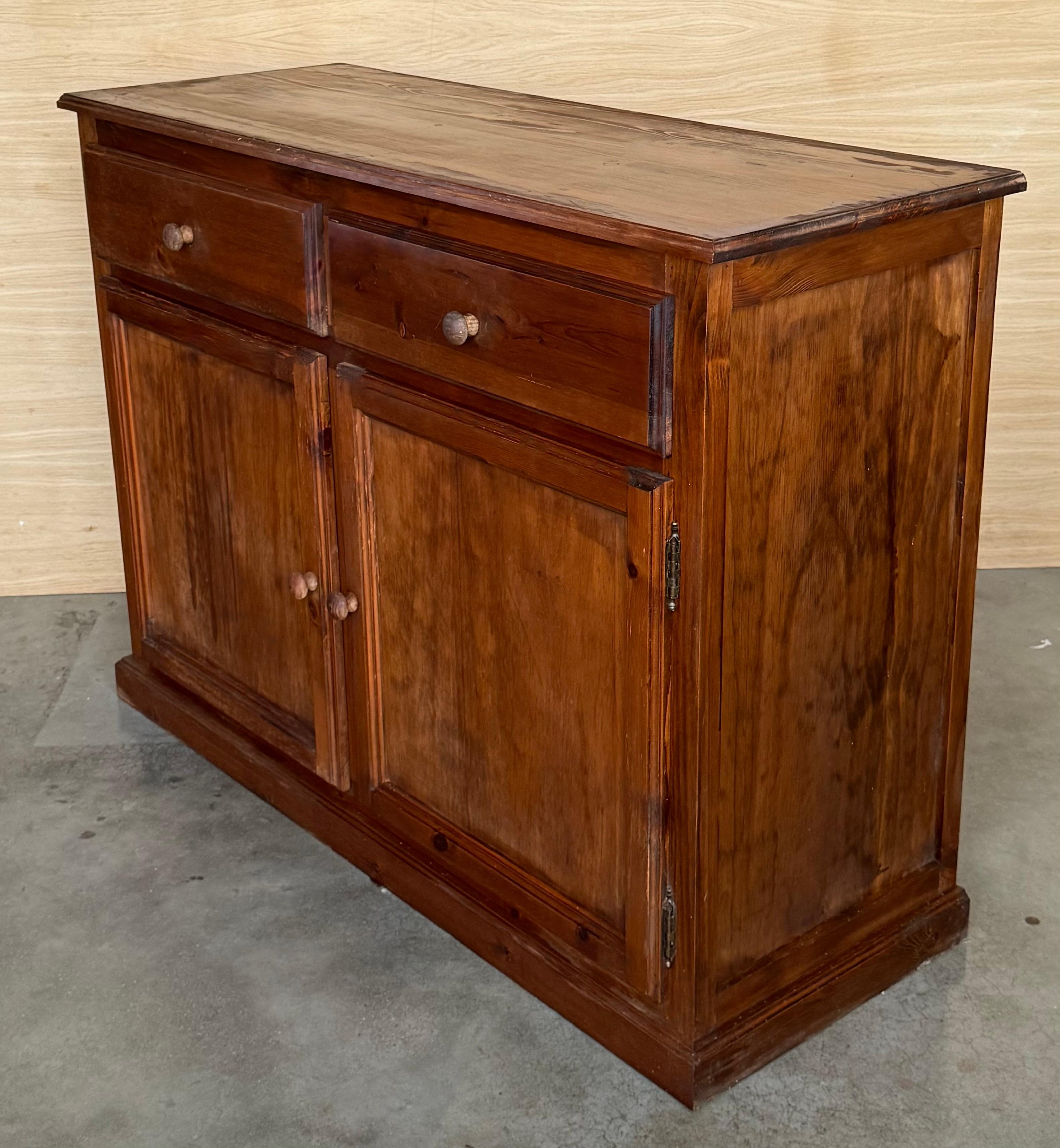 Crédence ou buffet baroque espagnol des années 1850 en pin massif Mobila Tuscan à deux tiroirs Bon état - En vente à Miami, FL