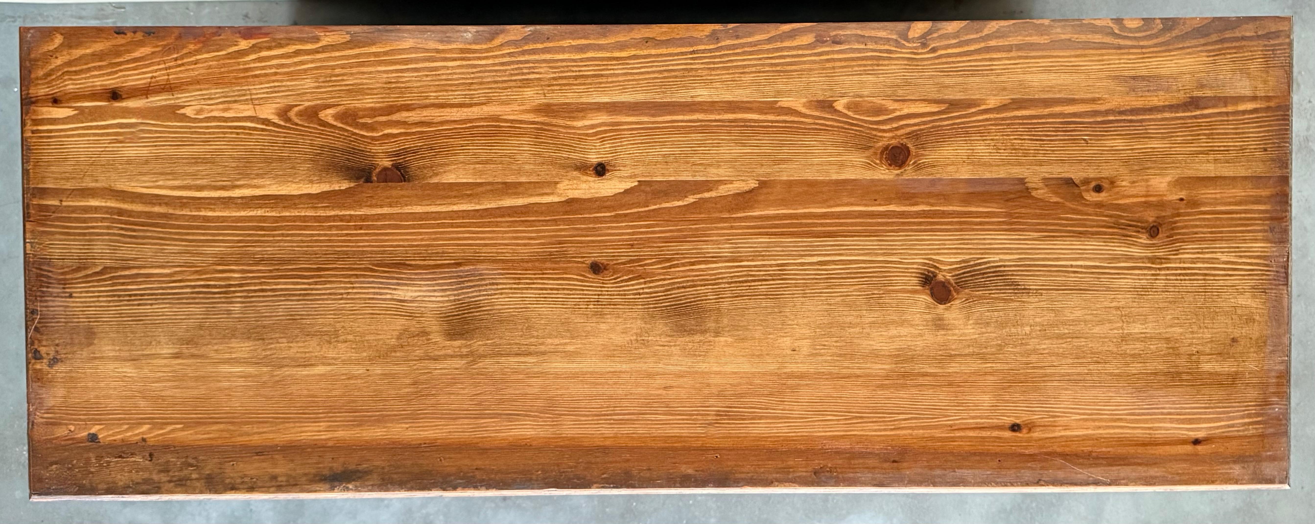 XIXe siècle Crédence ou buffet baroque espagnol des années 1850 en pin massif Mobila Tuscan à deux tiroirs en vente