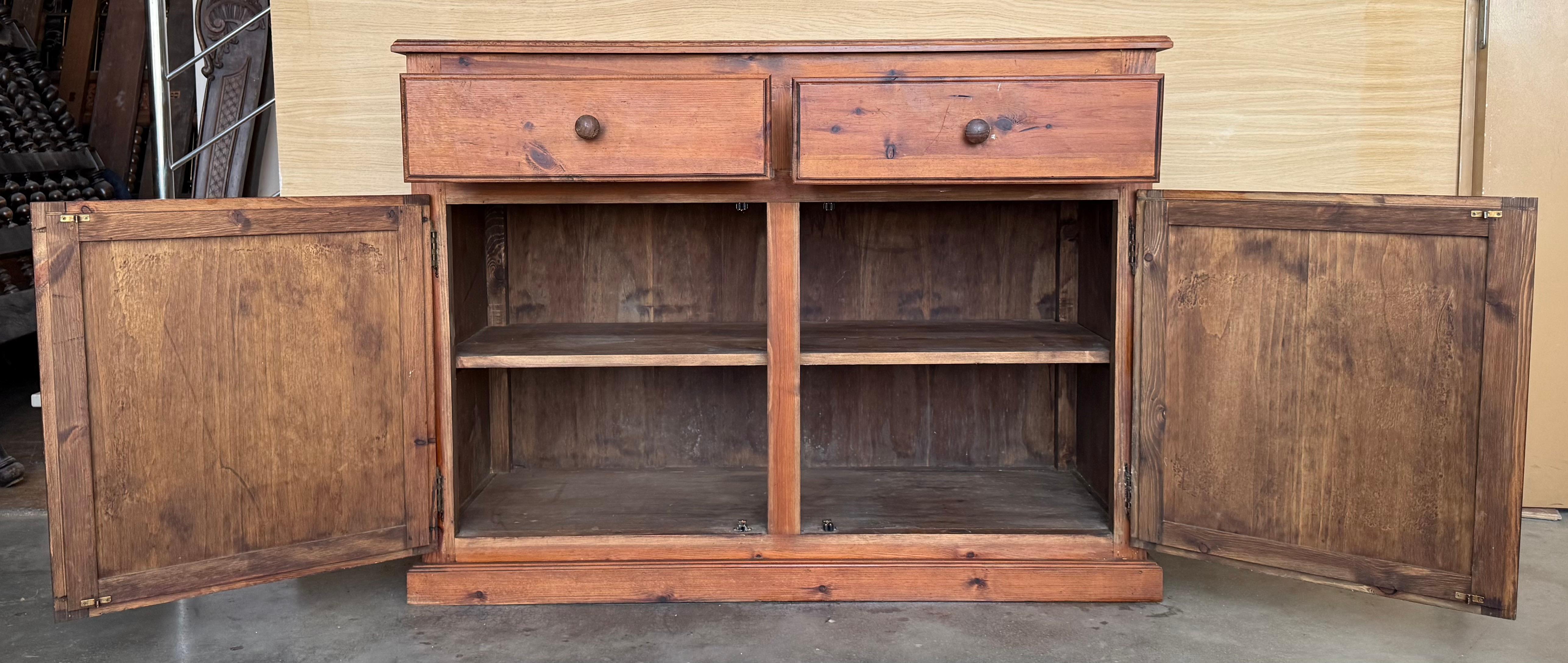 Noyer Crédence ou buffet baroque espagnol des années 1850 en pin massif Mobila Tuscan à deux tiroirs en vente