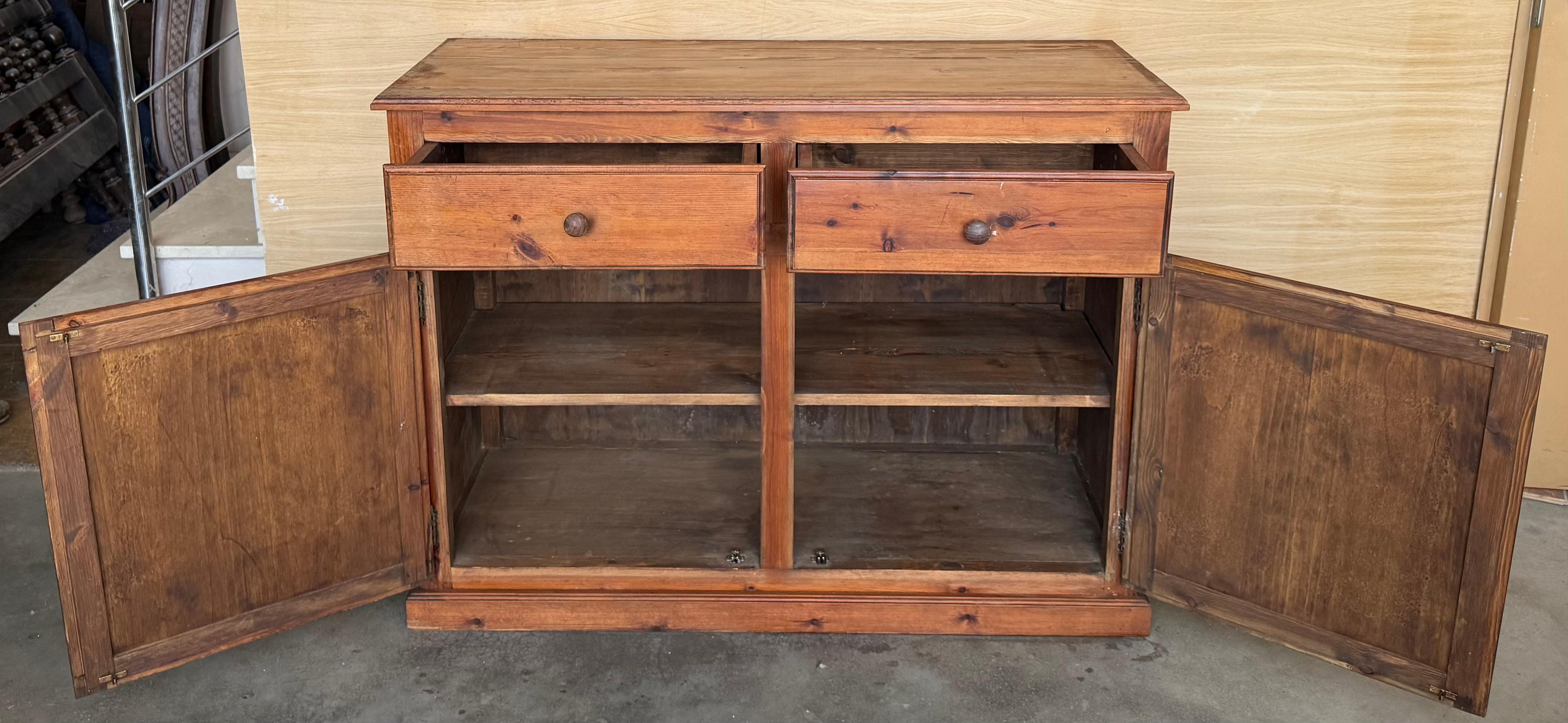 Crédence ou buffet baroque espagnol des années 1850 en pin massif Mobila Tuscan à deux tiroirs en vente 1