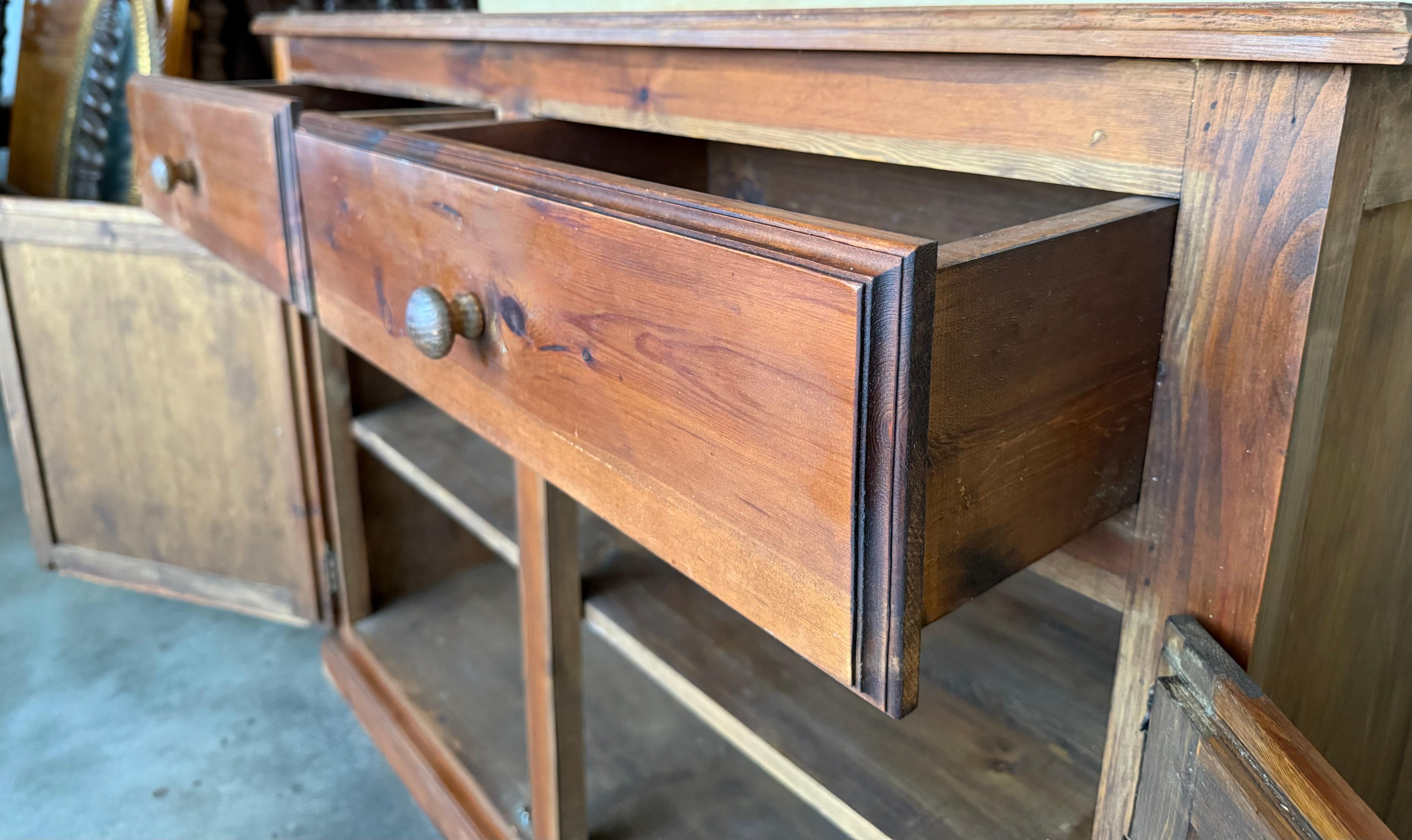 Crédence ou buffet baroque espagnol des années 1850 en pin massif Mobila Tuscan à deux tiroirs en vente 2