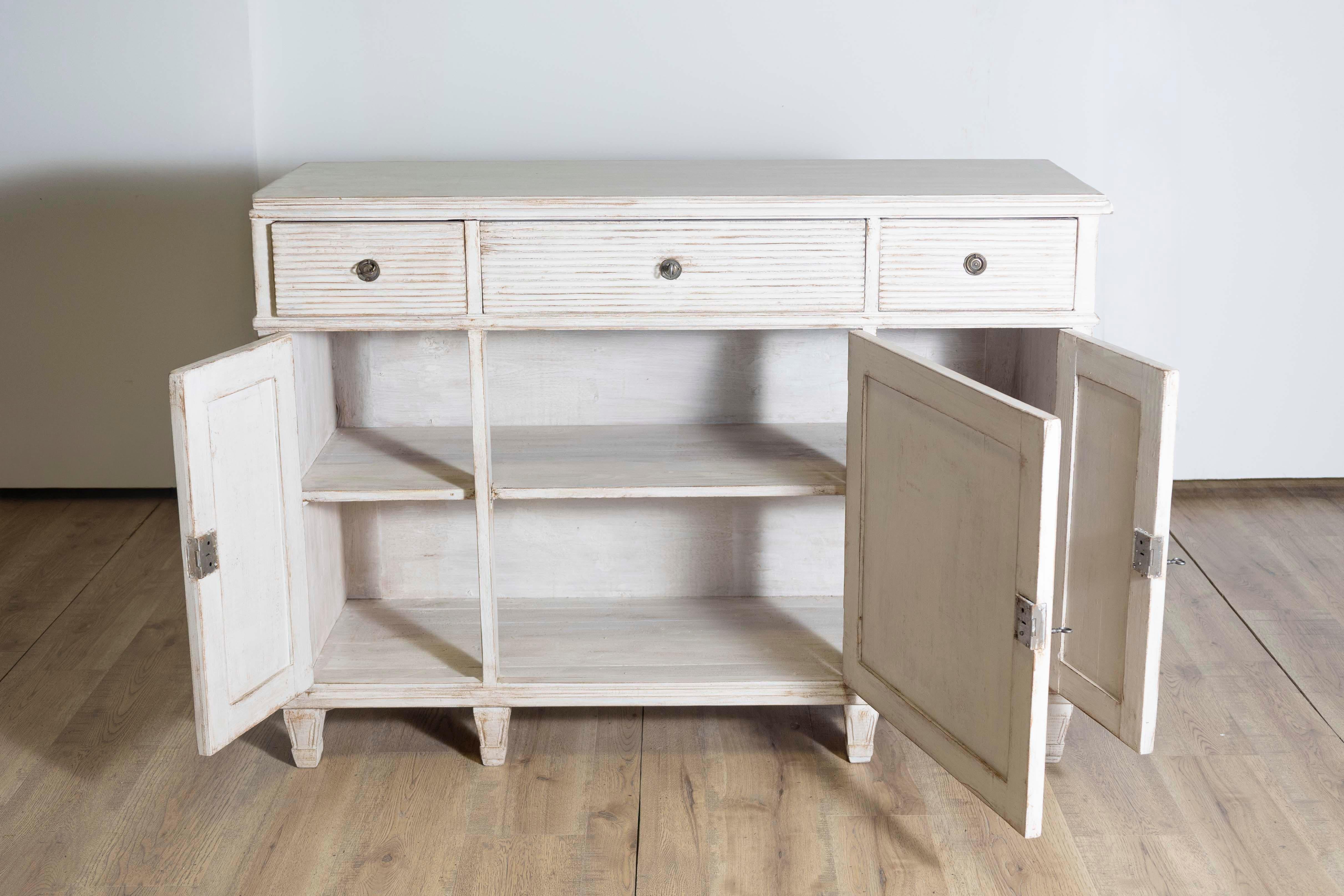 1850s Swedish Painted Sideboard From Dalarna with Carved Reeded Motifs In Good Condition For Sale In Atlanta, GA