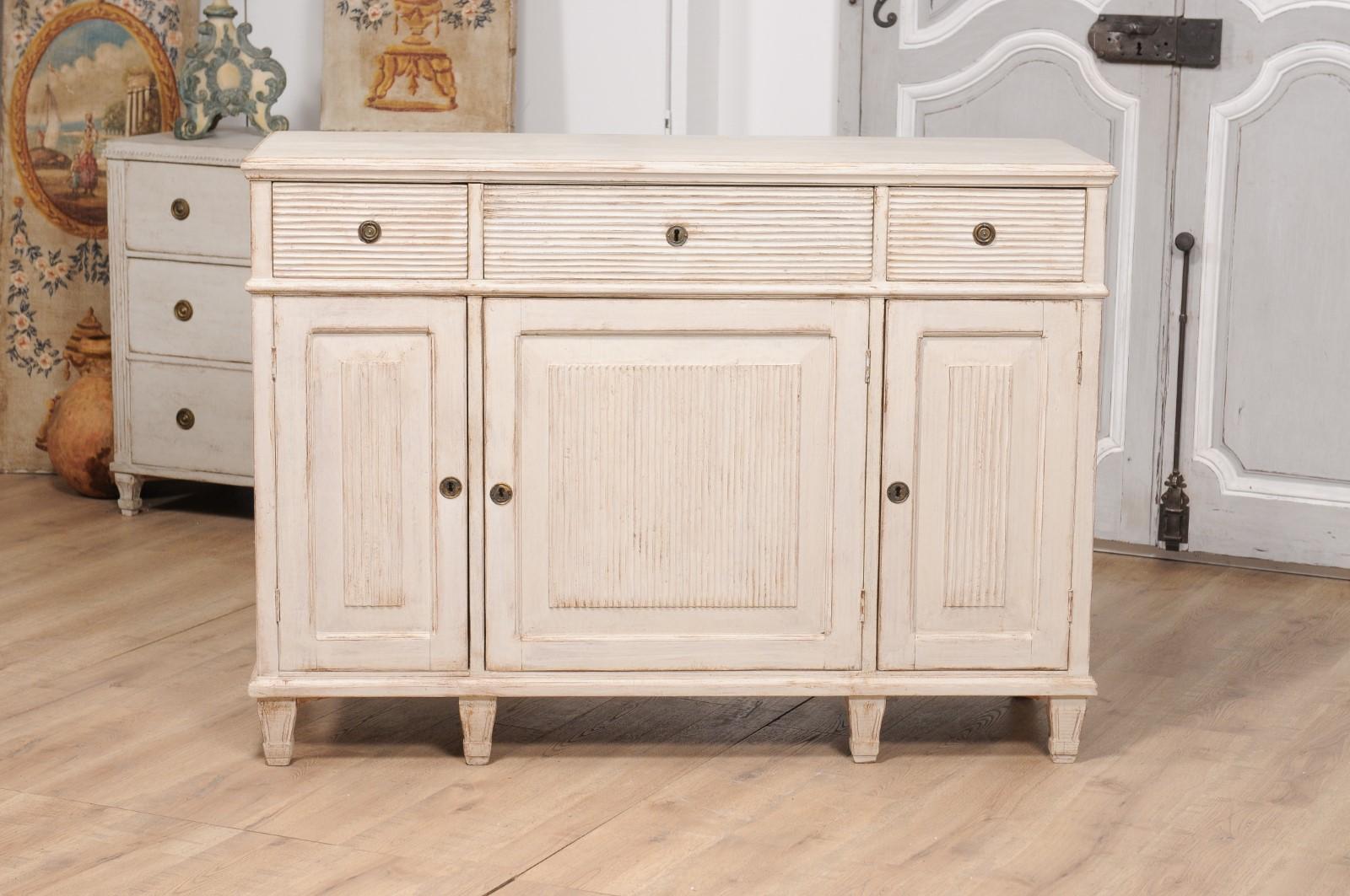 19th Century 1850s Swedish Painted Sideboard From Dalarna with Carved Reeded Motifs For Sale