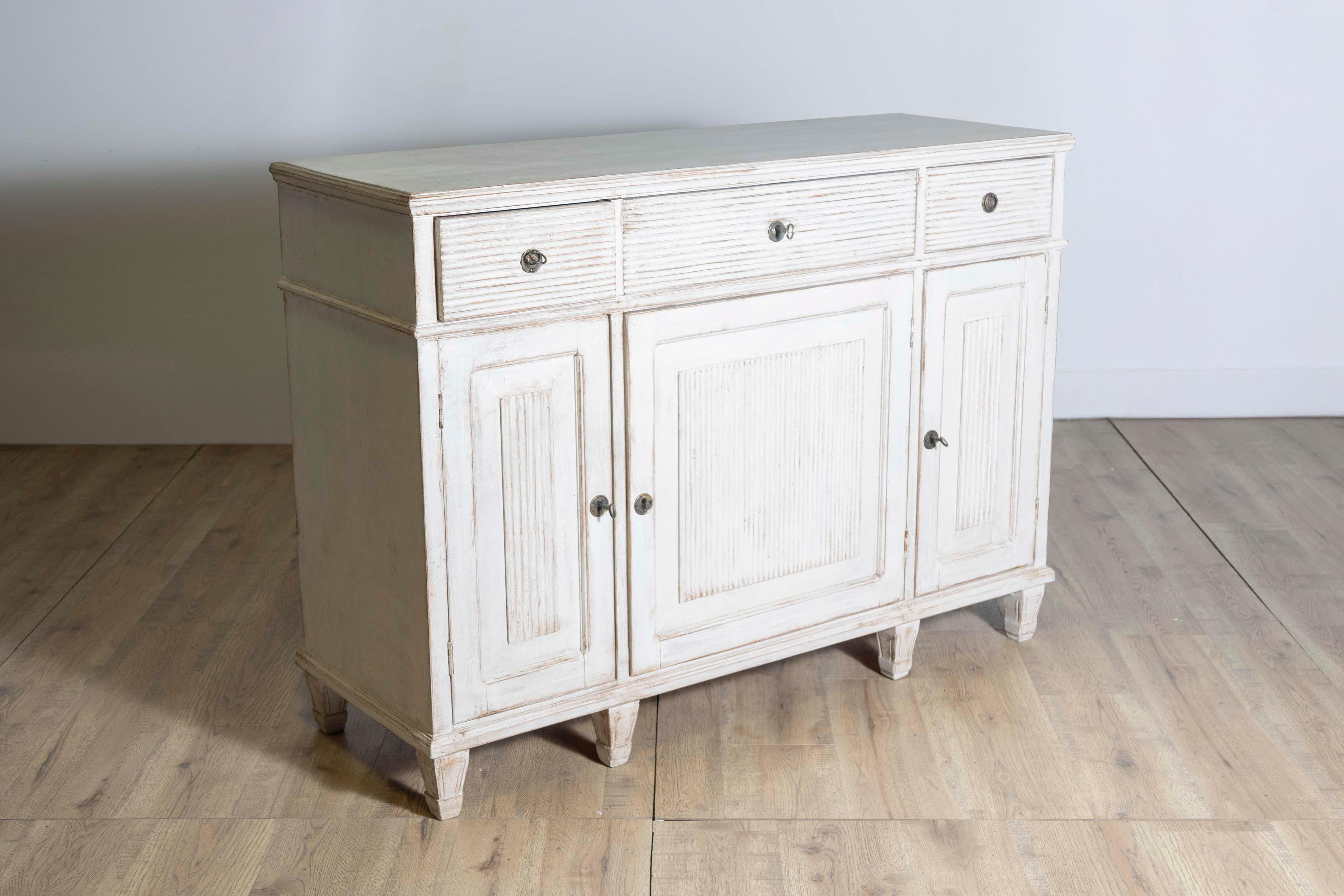 19th Century 1850s Swedish Painted Sideboard From Dalarna with Carved Reeded Motifs For Sale