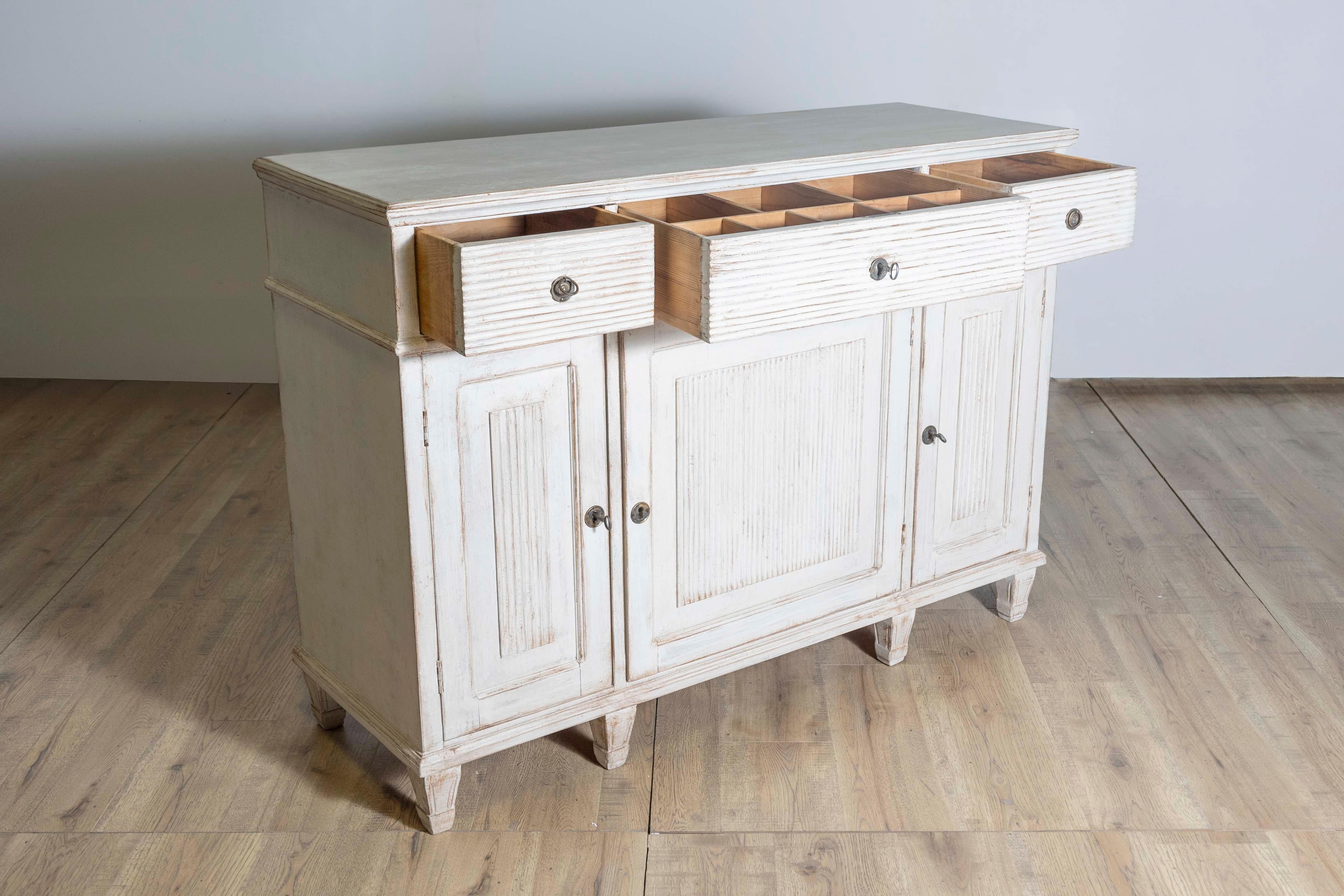 Wood 1850s Swedish Painted Sideboard From Dalarna with Carved Reeded Motifs For Sale
