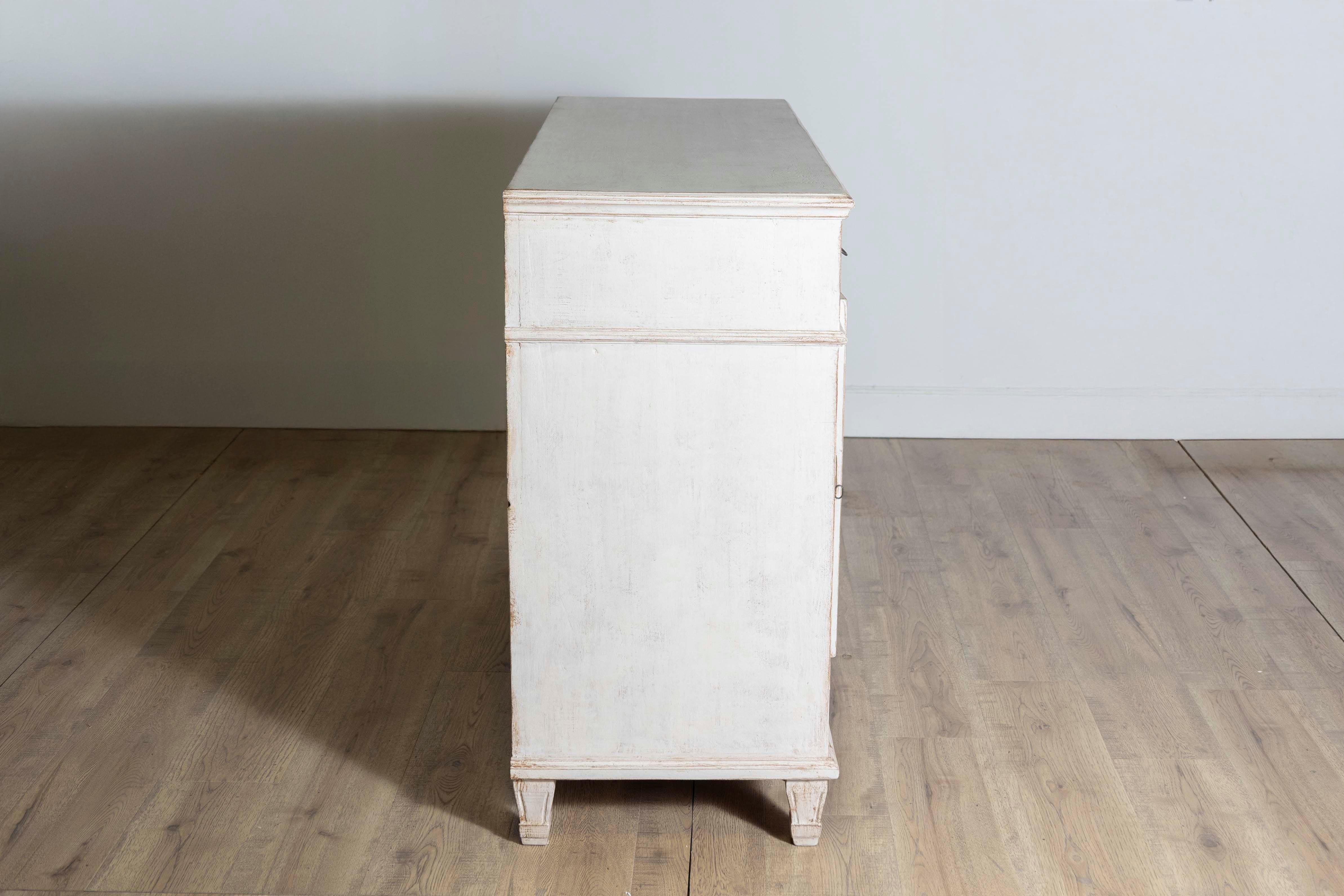 1850s Swedish Painted Sideboard From Dalarna with Carved Reeded Motifs For Sale 2