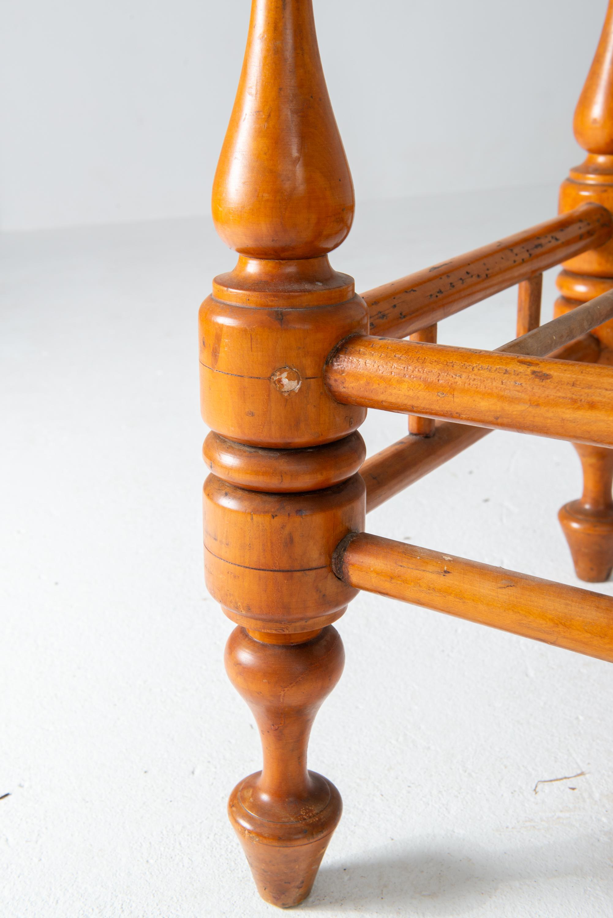 1850s Turned Maple Wood Daybed For Sale 3