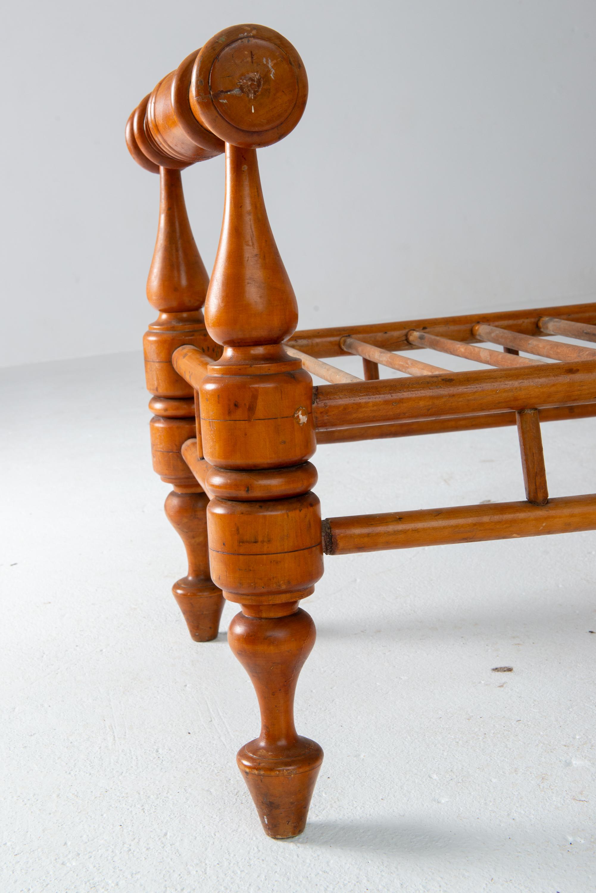 American 1850s Turned Maple Wood Daybed For Sale