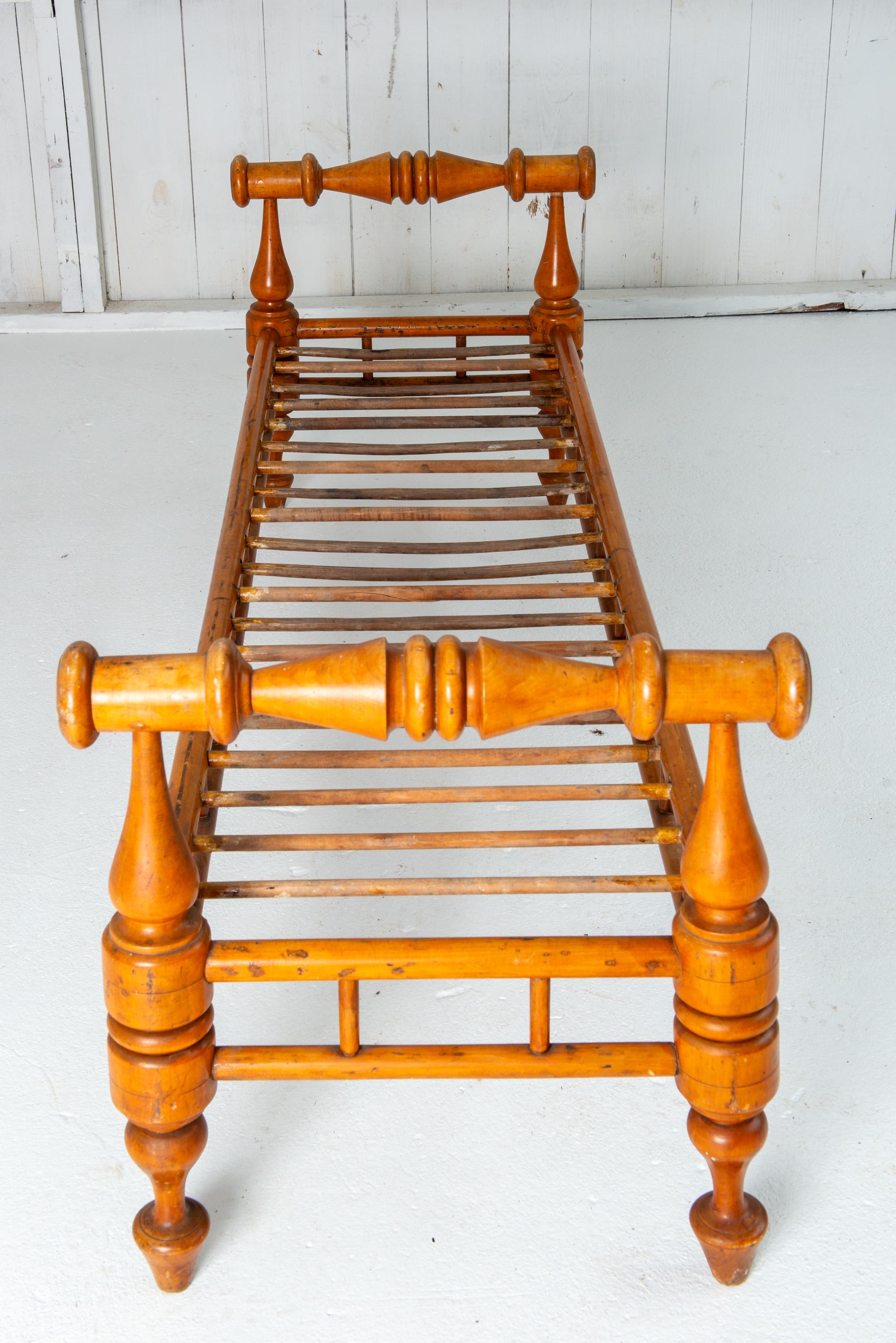 Hand-Carved 1850s Turned Maple Wood Daybed For Sale