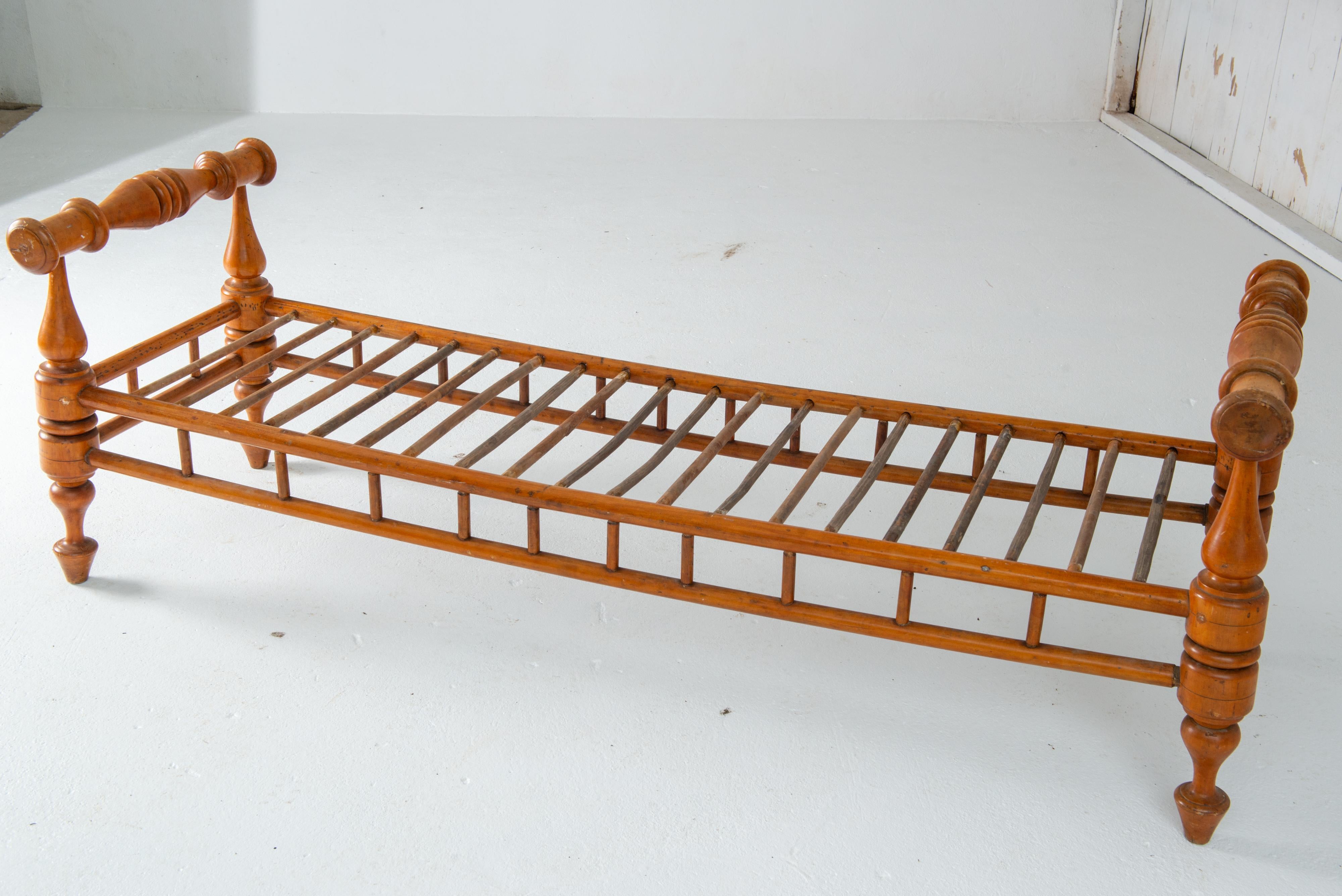 1850s Turned Maple Wood Daybed In Good Condition For Sale In Stamford, CT