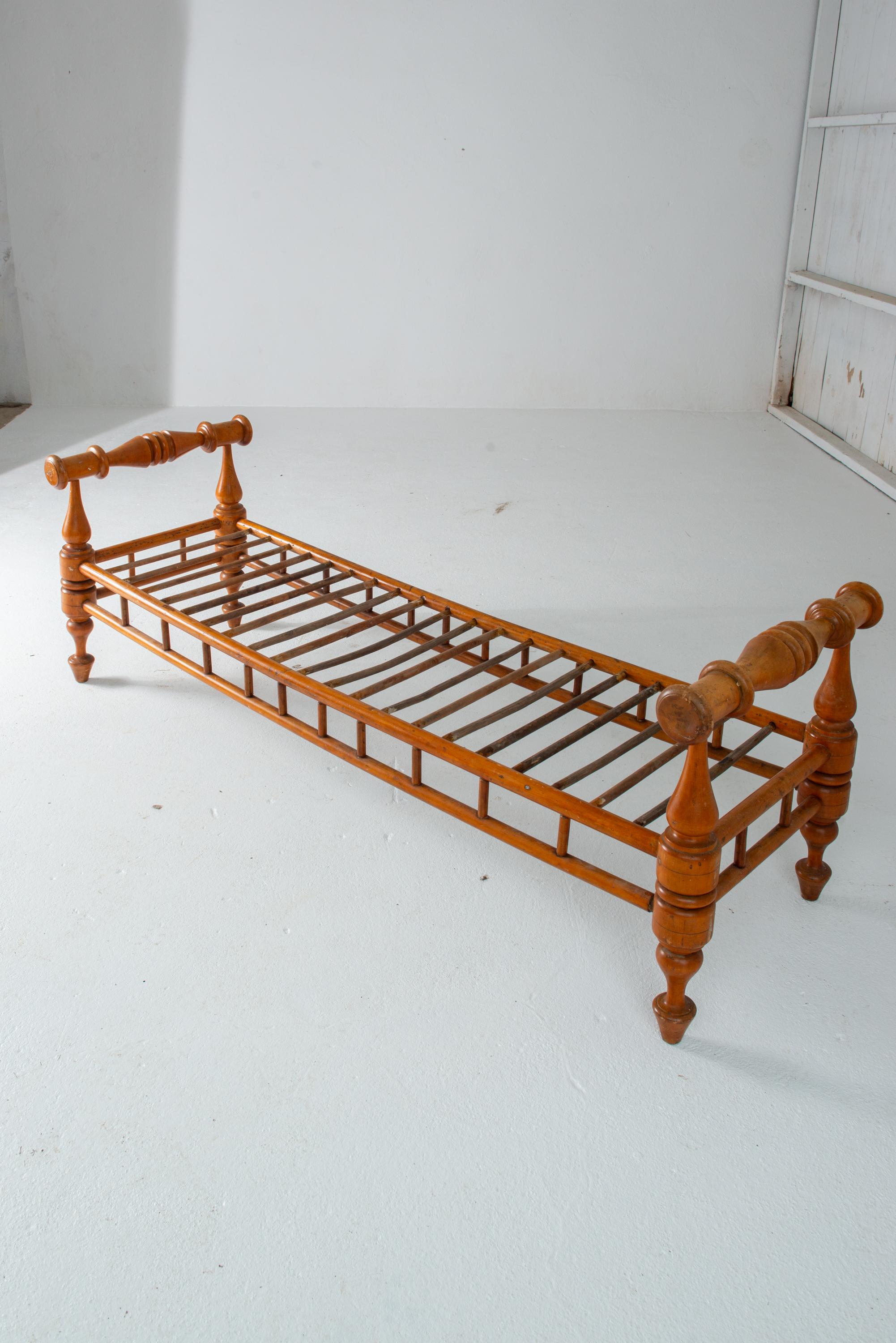 Mid-19th Century 1850s Turned Maple Wood Daybed For Sale