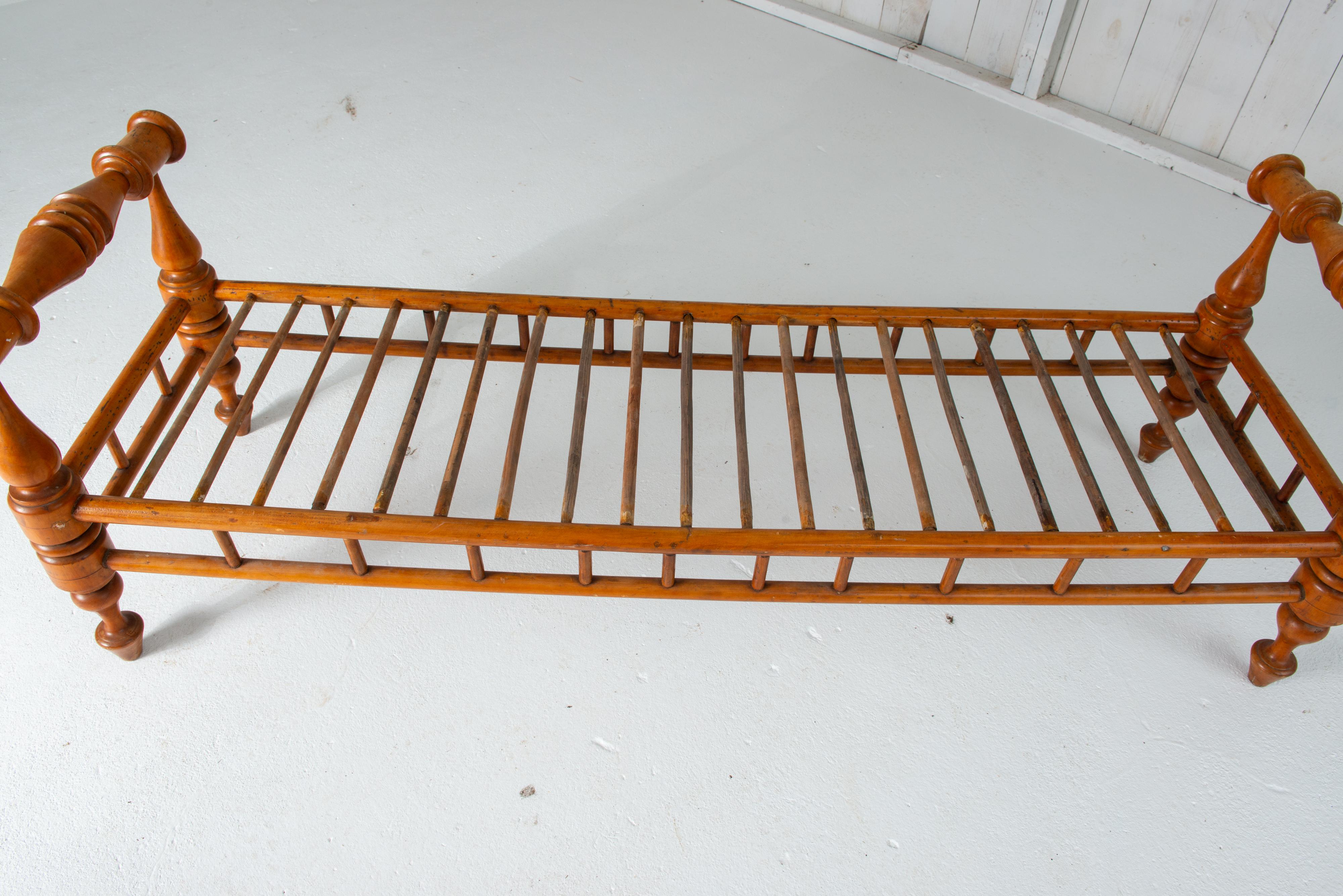 1850s Turned Maple Wood Daybed For Sale 1
