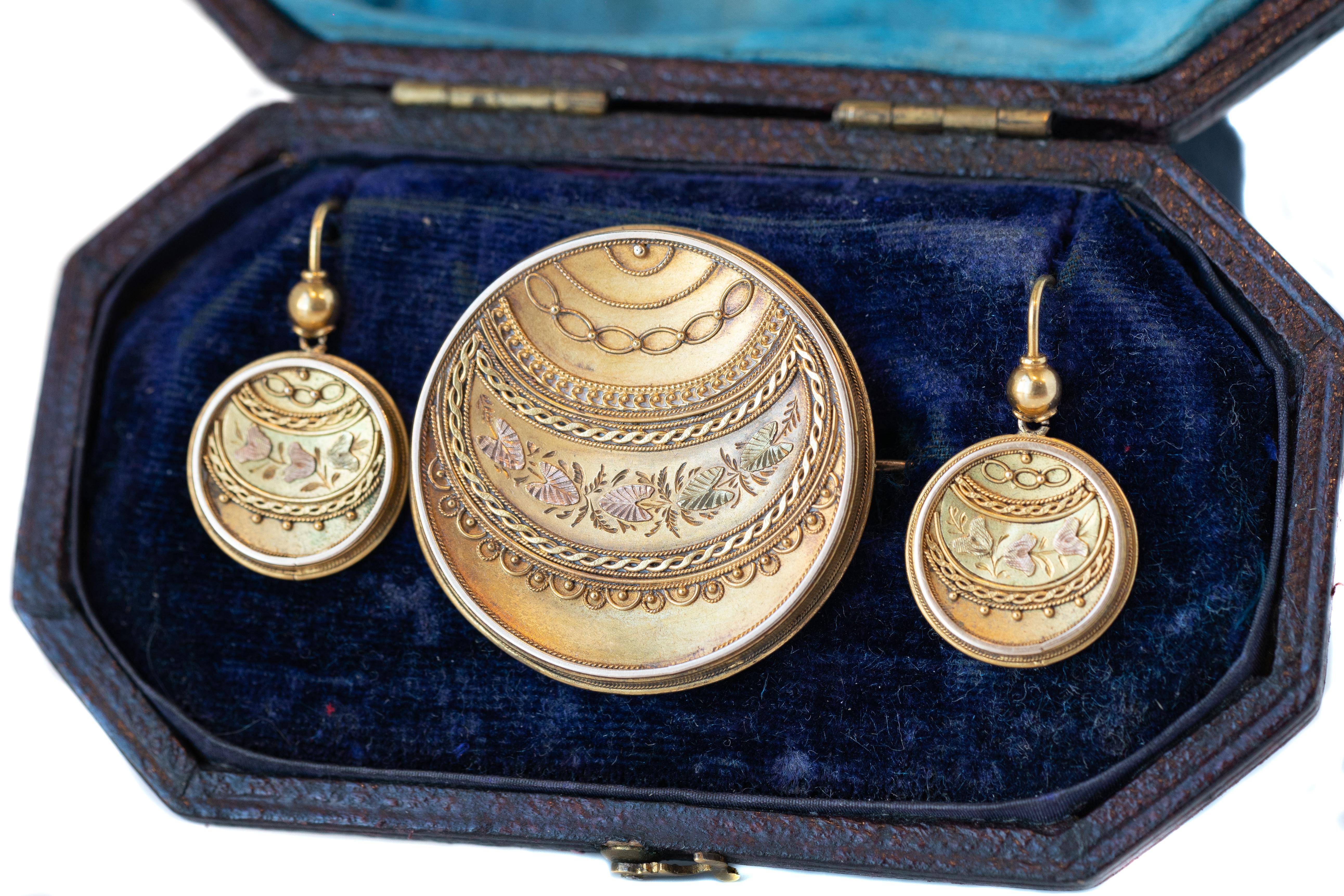 Victorien Ensemble de boucles d'oreilles et broche convertibles en or 3 pièces de style victorien des années 1850 en vente