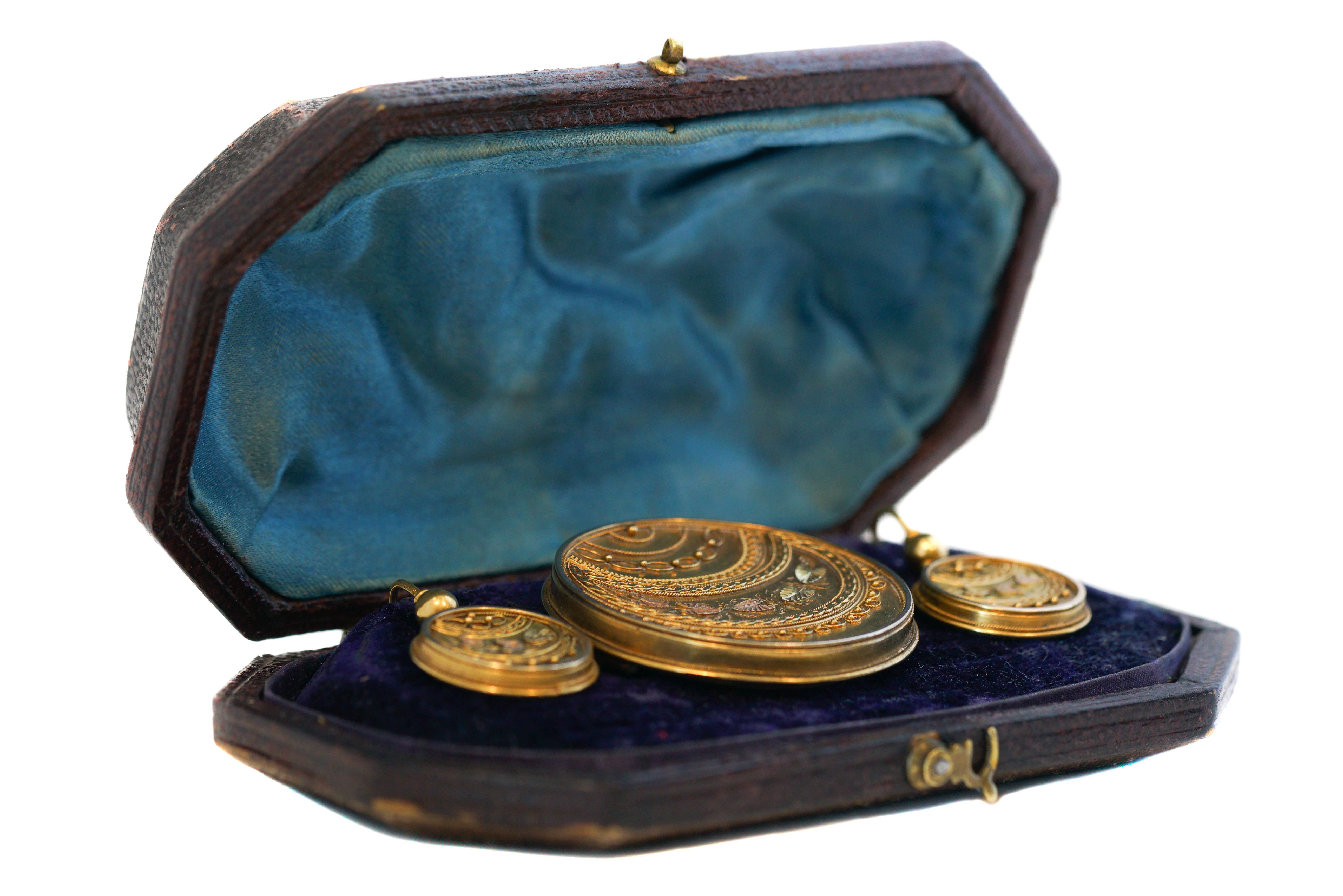 Ensemble de boucles d'oreilles et broche convertibles en or 3 pièces de style victorien des années 1850 en vente 1