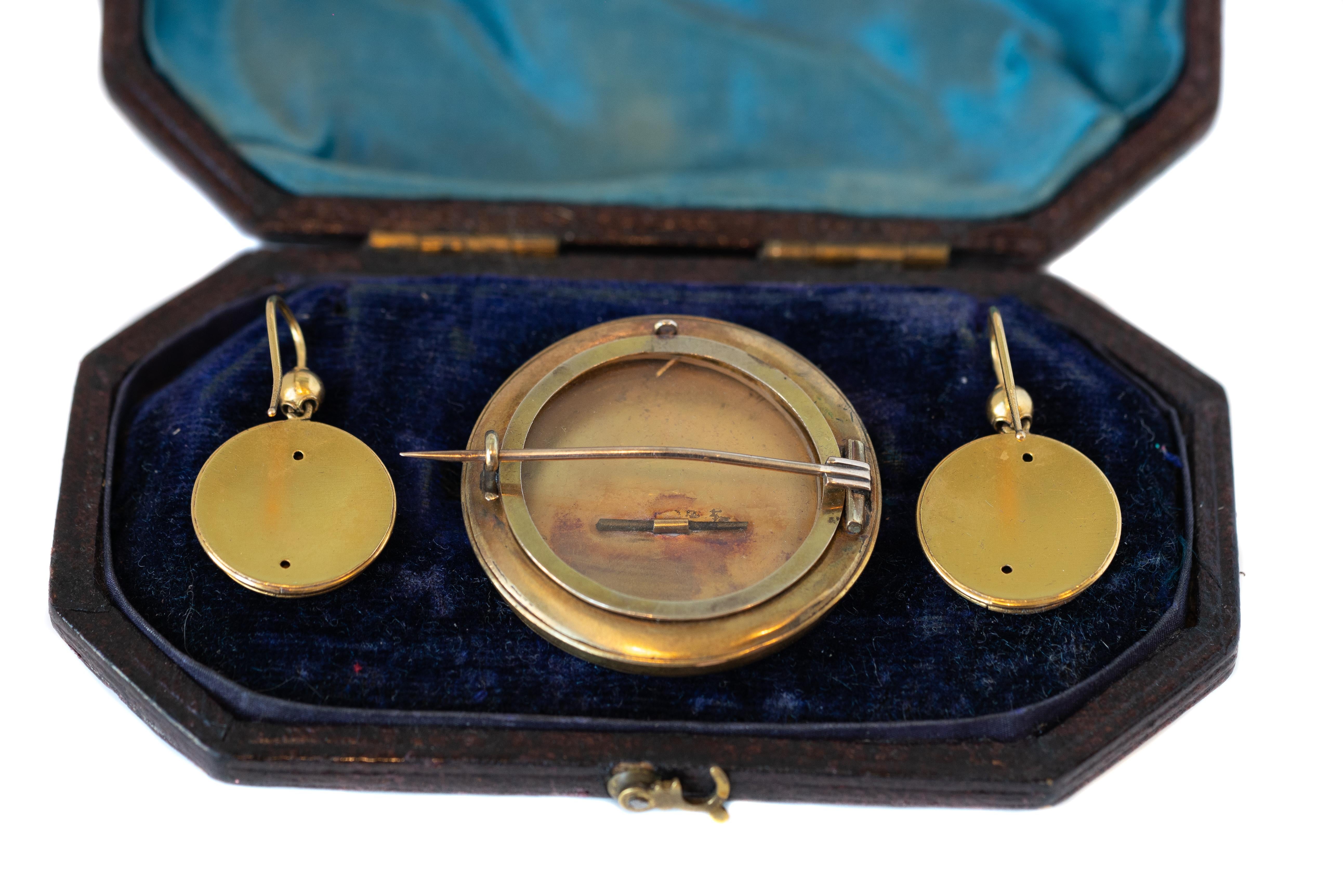 Ensemble de boucles d'oreilles et broche convertibles en or 3 pièces de style victorien des années 1850 en vente 3