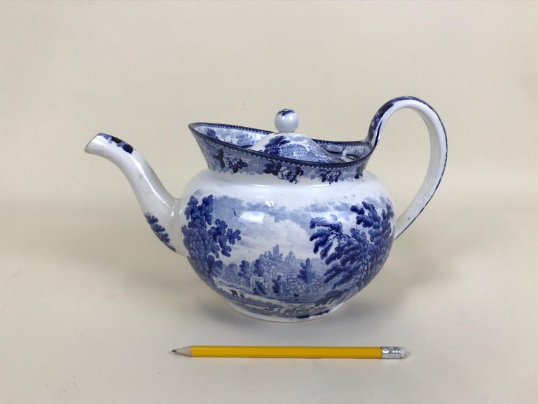 1850s Victorian Blue and White Earthenware Boat Shaped Teapot Made in England In Good Condition For Sale In Milan, IT