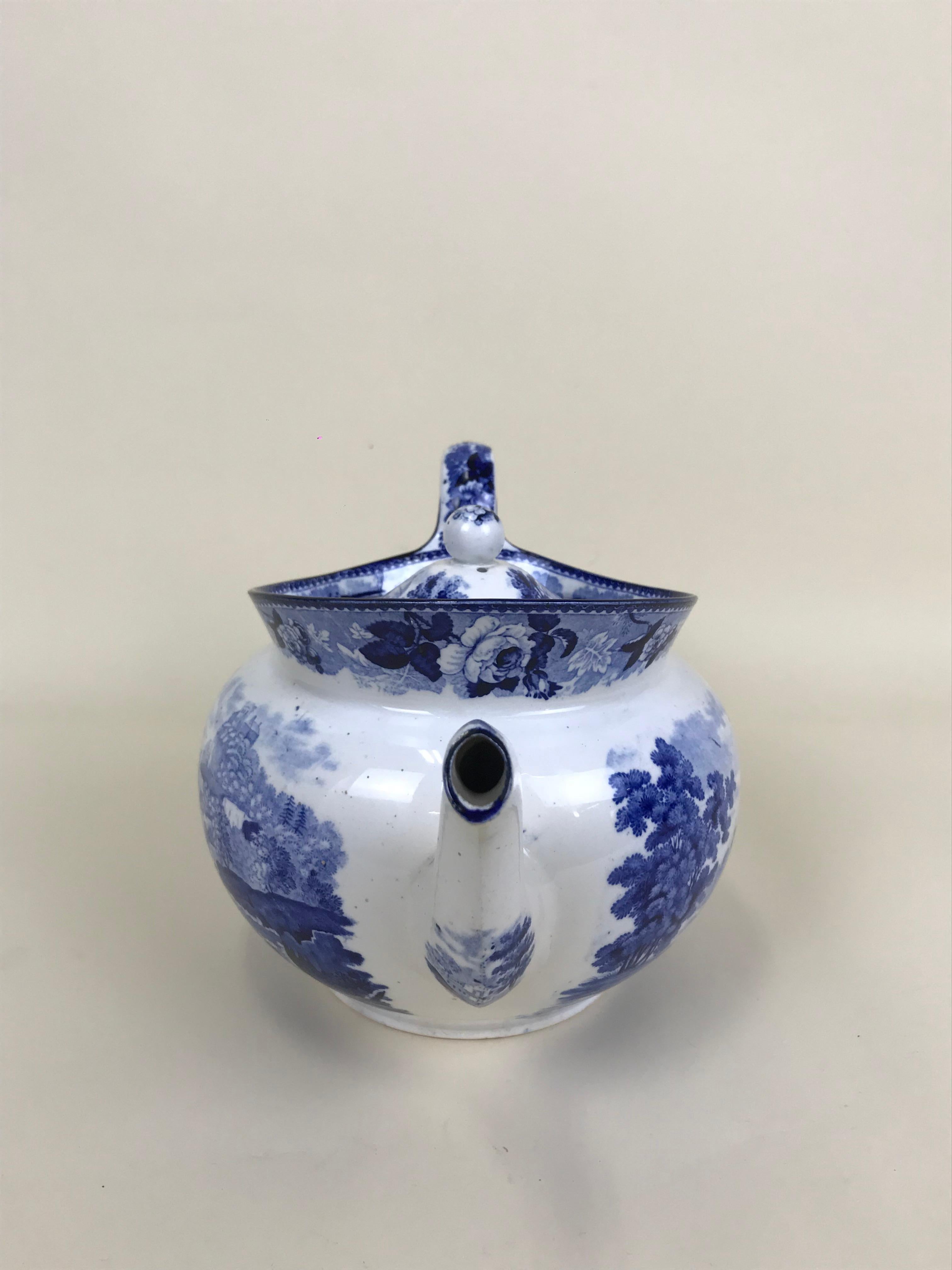 1850s Victorian Blue and White Earthenware Boat Shaped Teapot Made in England In Good Condition For Sale In Milan, IT