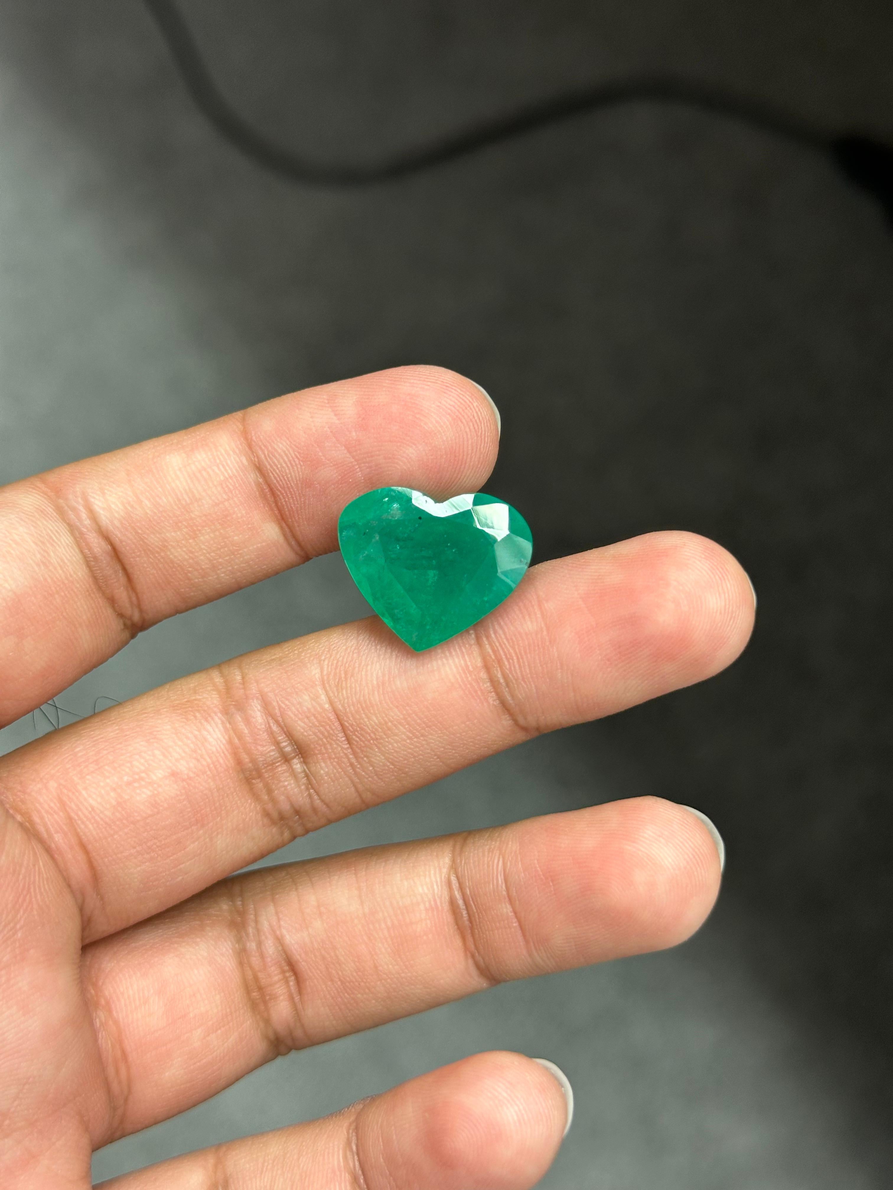 Ein 18,51 Karat schwerer Smaragdstein in einem herrlichen, lebhaften Grünton, der aus Sambia stammt. Es ist völlig natürlich und von guter Qualität. Der Smaragd ist in Perfektion herzförmig geschliffen. Dieses schöne Stück Smaragd wurde nur einer