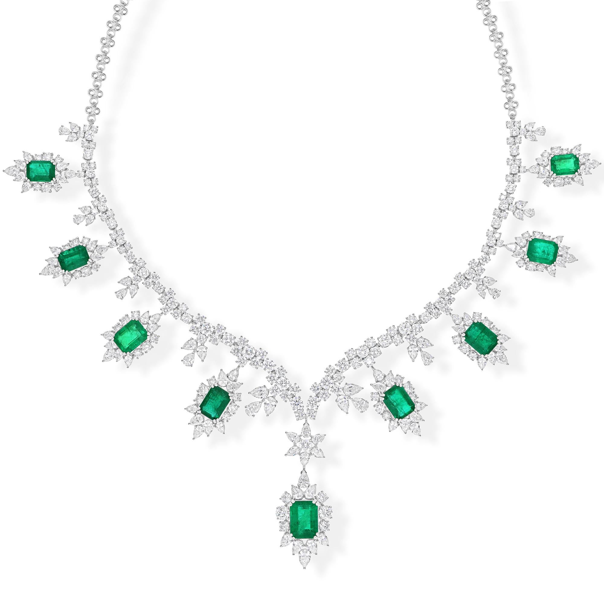 Dieses exquisite Collier aus 18-karätigem Gold ist mit einem sambischen Smaragd von 18,51 Karat und funkelnden Diamanten von 26,23 Karat besetzt.

FOLLOW SPECTRUM JEWELS Storefront, um die neueste Collection'S und exklusive Stücke zu sehen. Spectrum