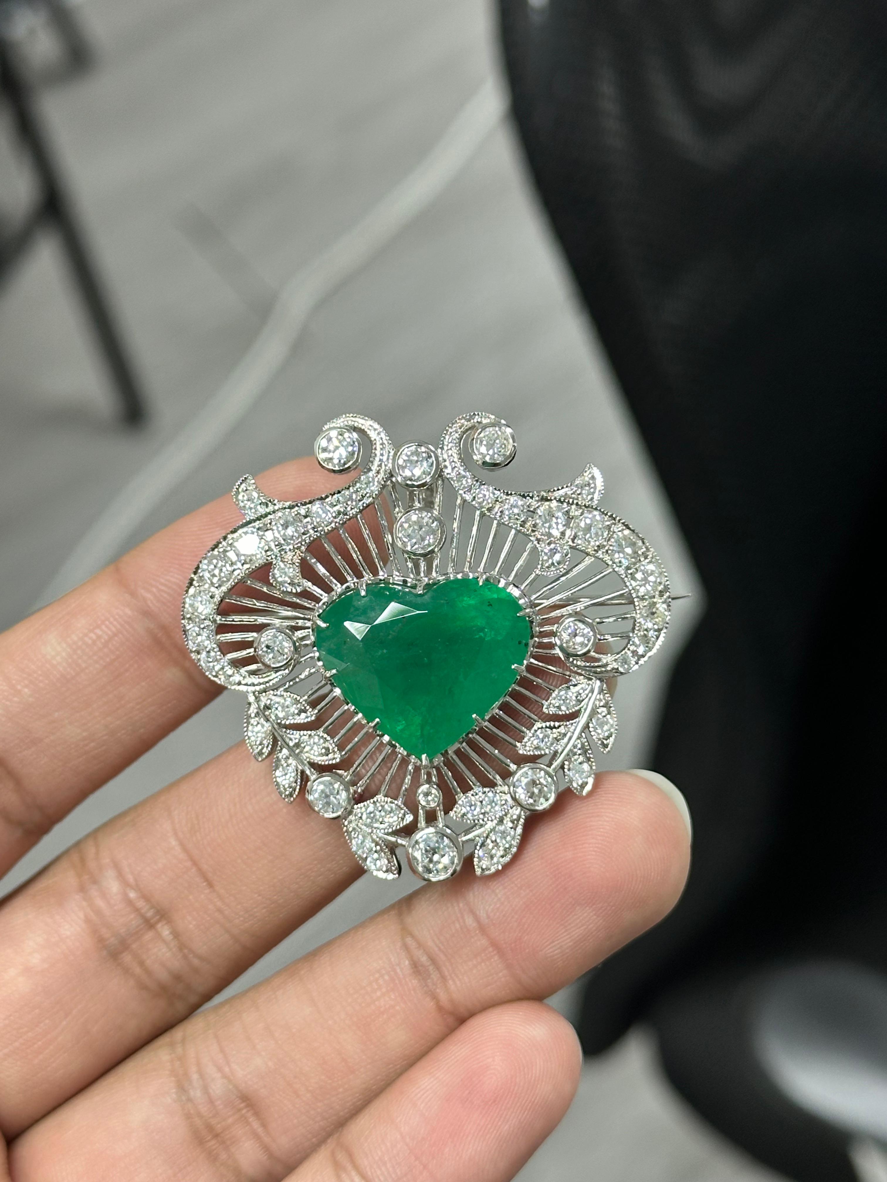 18,52 Karat Smaragd-Brosche aus 18K Weißgold (Art déco) im Angebot