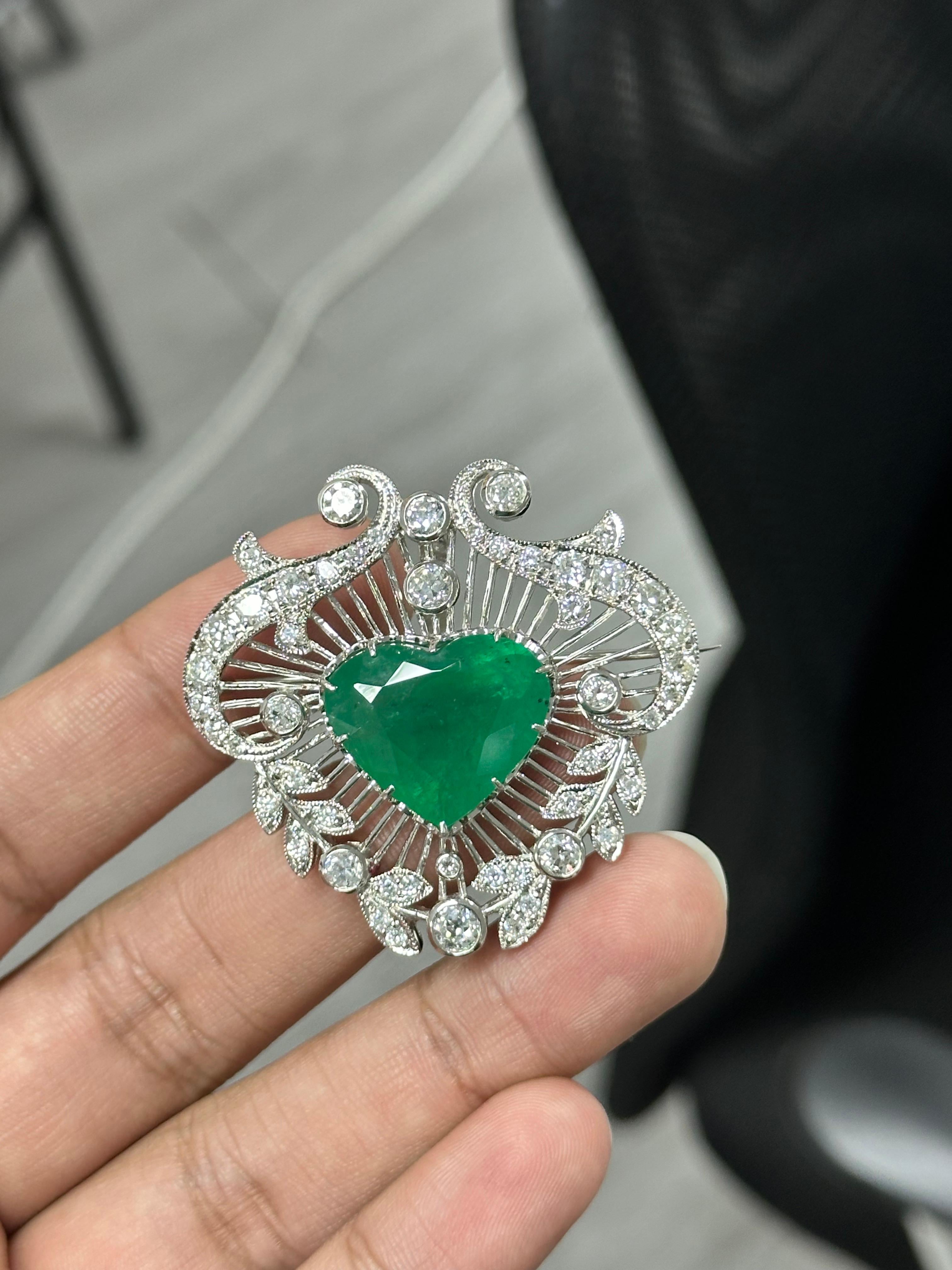 18,52 Karat Smaragd-Brosche aus 18K Weißgold (Herzschliff) im Angebot