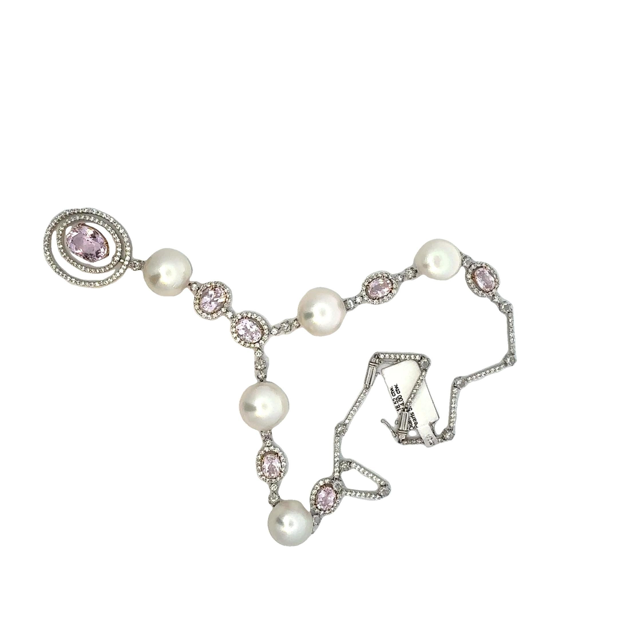 Collana in oro bianco 18 carati con cinque luminose perle bianche, 18,52 carati di splendide gemme di kunzite sfaccettate e circa 4 carati di diamanti tondi taglio brillante. Questa lussuosa collana è un capolavoro di artigianato, che fonde
